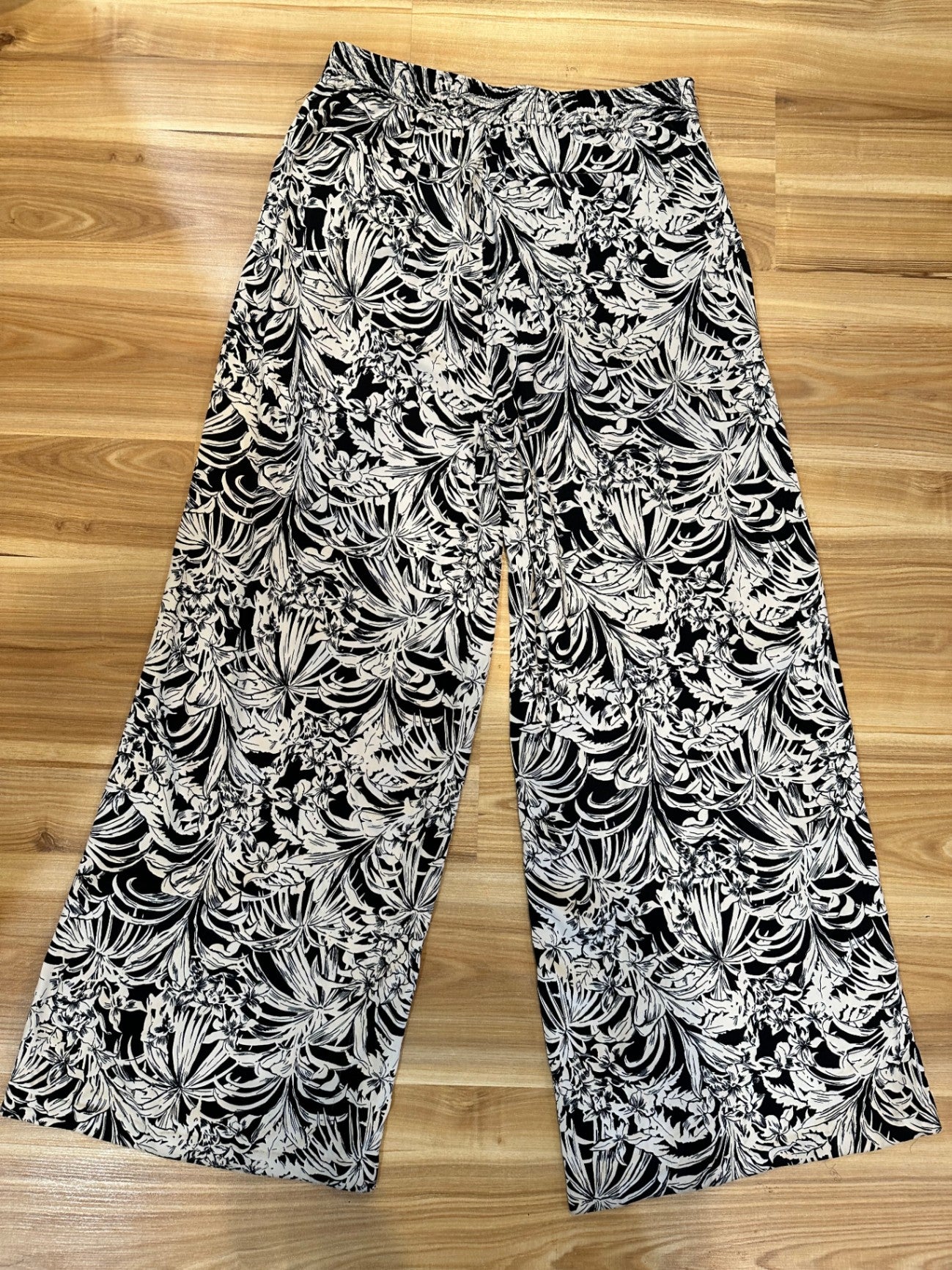 Decjuba - Wideleg Pants - Size Medium - Black and Beige Floral Print