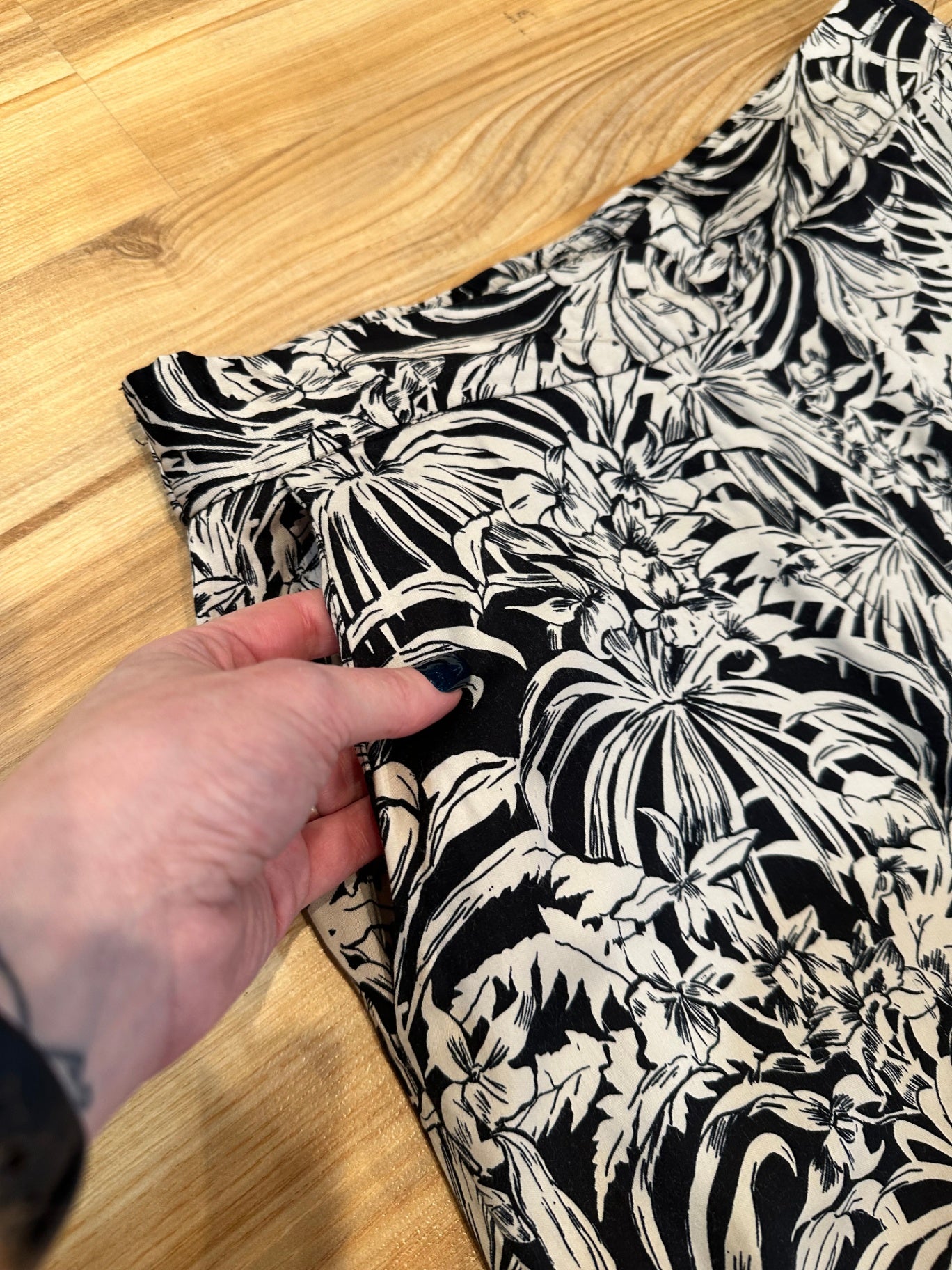Decjuba - Wideleg Pants - Size Medium - Black and Beige Floral Print