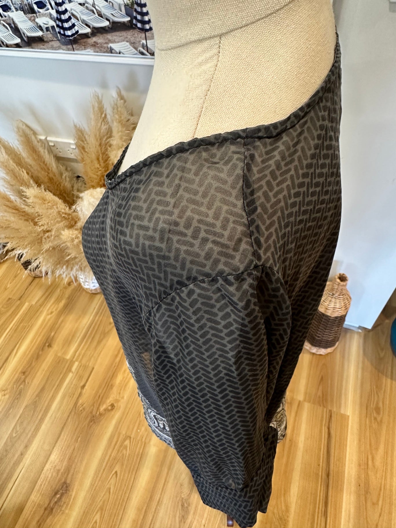 100% Silk Blouse - Size 16 - Black / White / Gold