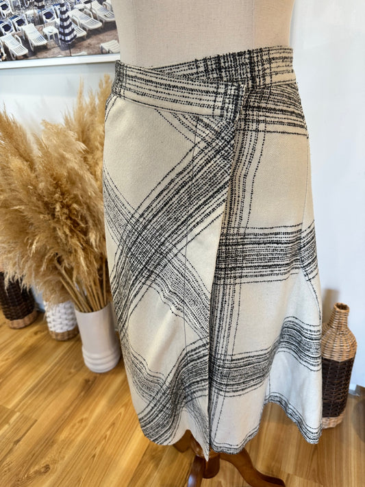 United Colors of Benetton - 21% Wool Skirt - Size 38 Medium - Black and Cream