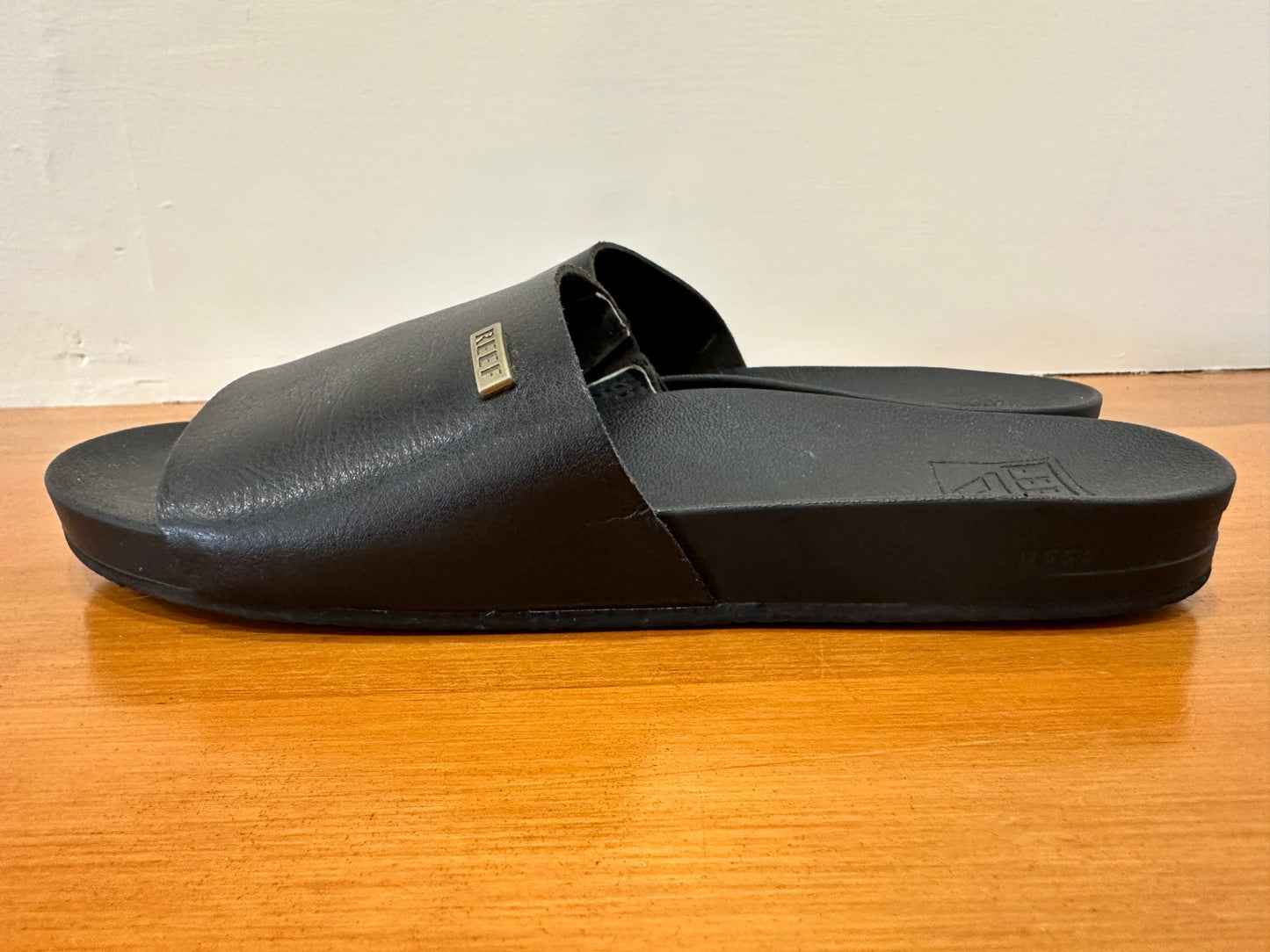 REEF - Size 7 - Slip On Sandals