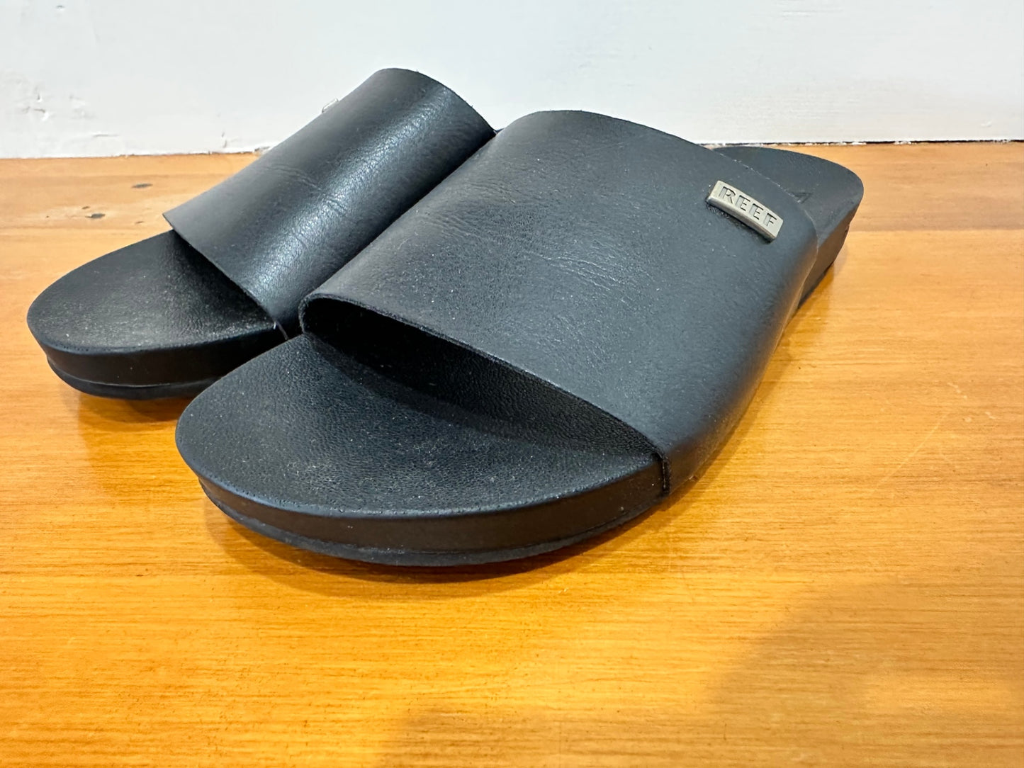 REEF - Size 7 - Slip On Sandals