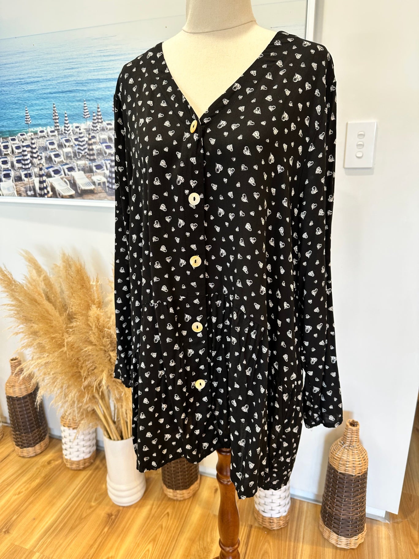 Threadz Blouse - Size 18 - Black and white w Hearts