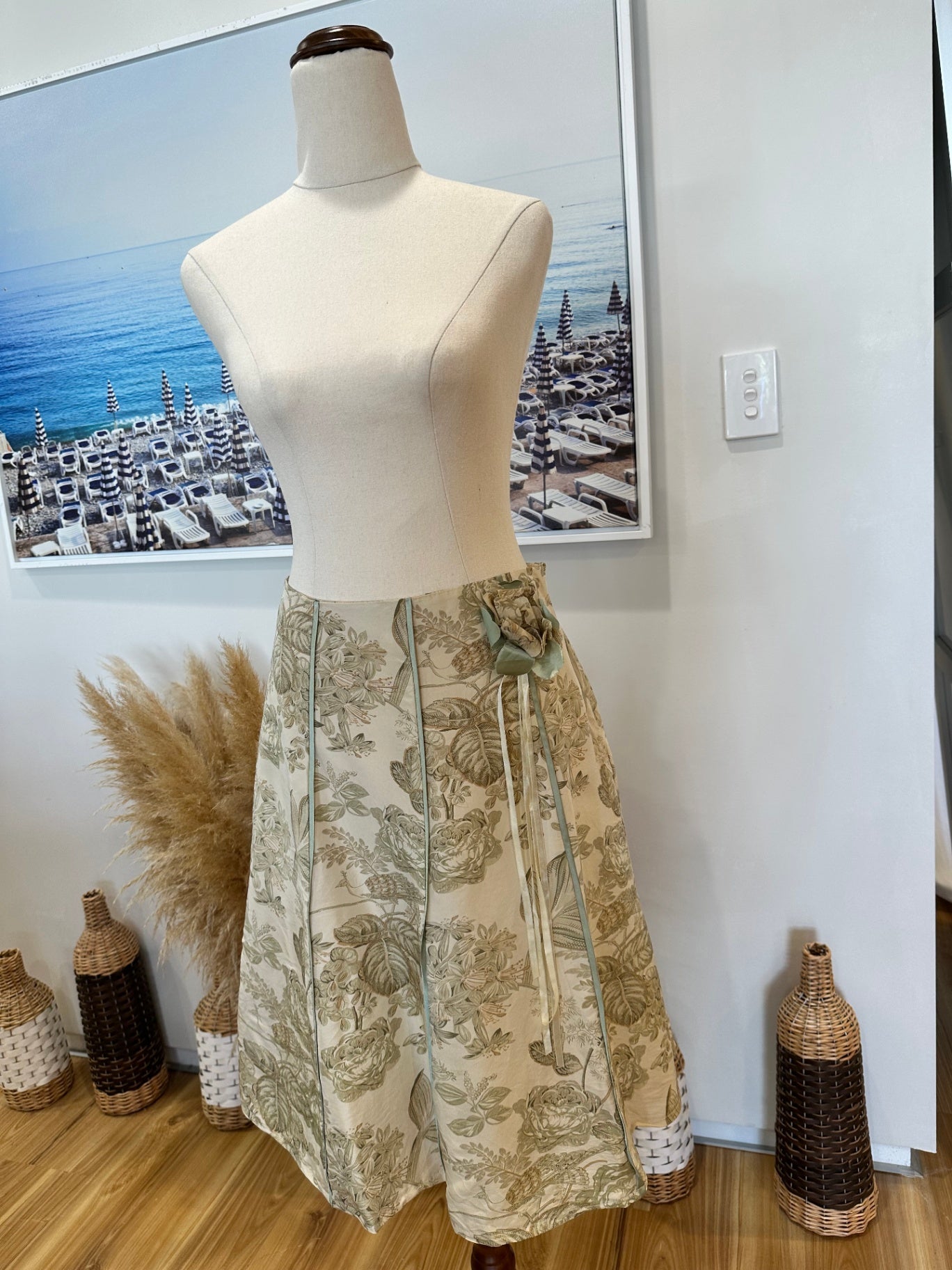 Emerge - 100% Silk - A-Line Skirt - Size 8 - Beige with floral pattern in muted tones