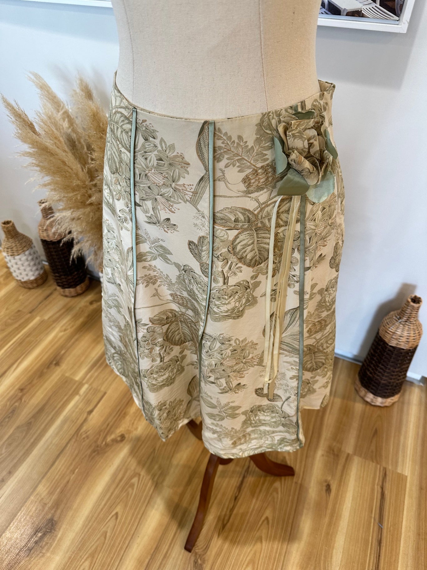 Emerge - 100% Silk - A-Line Skirt - Size 8 - Beige with floral pattern in muted tones