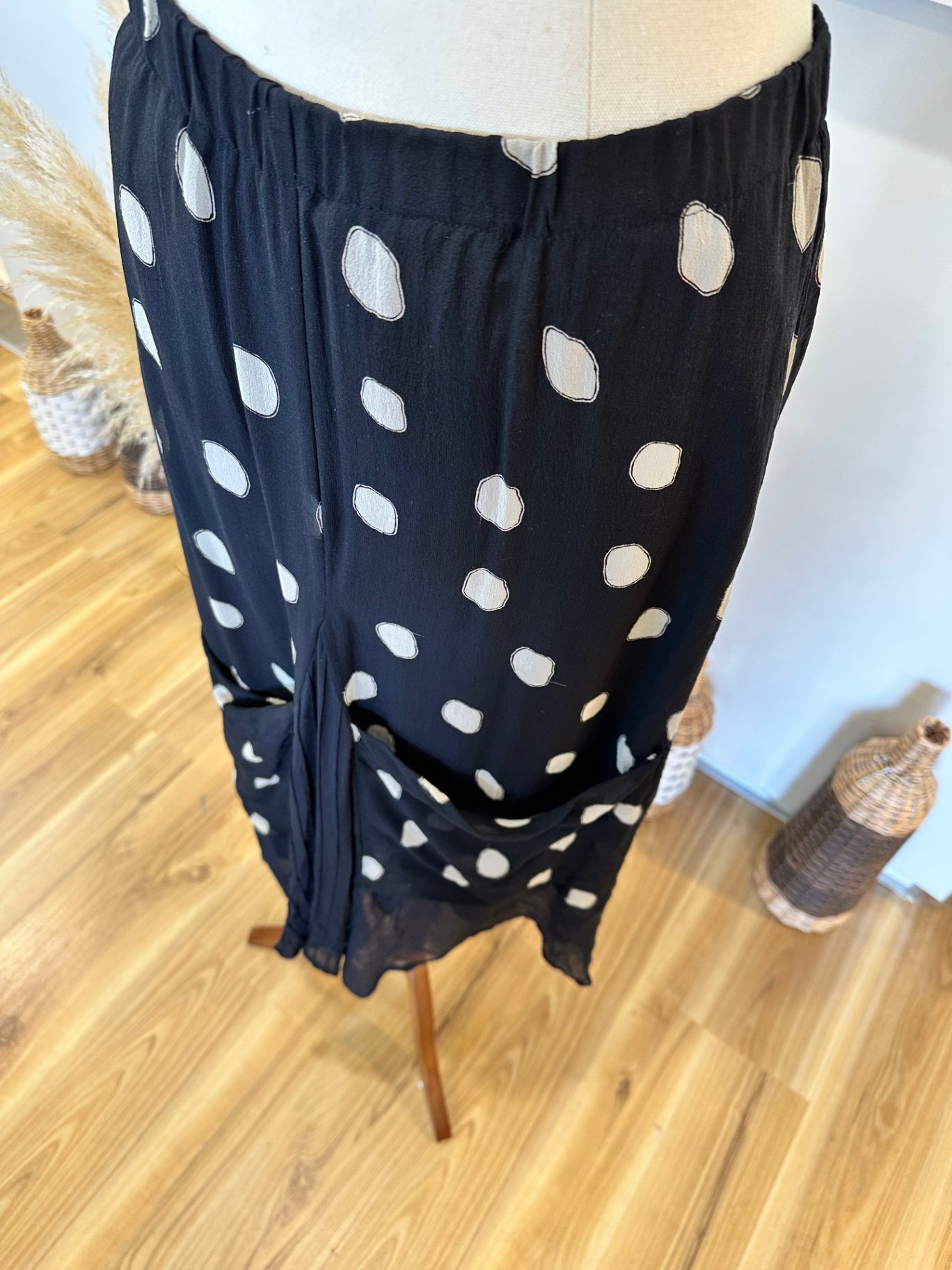 Verge - 100% Silk Skirt - Size 12 - Black and Beige