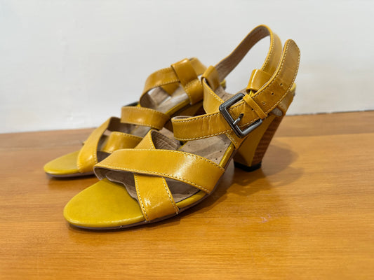Chaussure Classique Sandals - Size EU 36 - Mustard Yellow