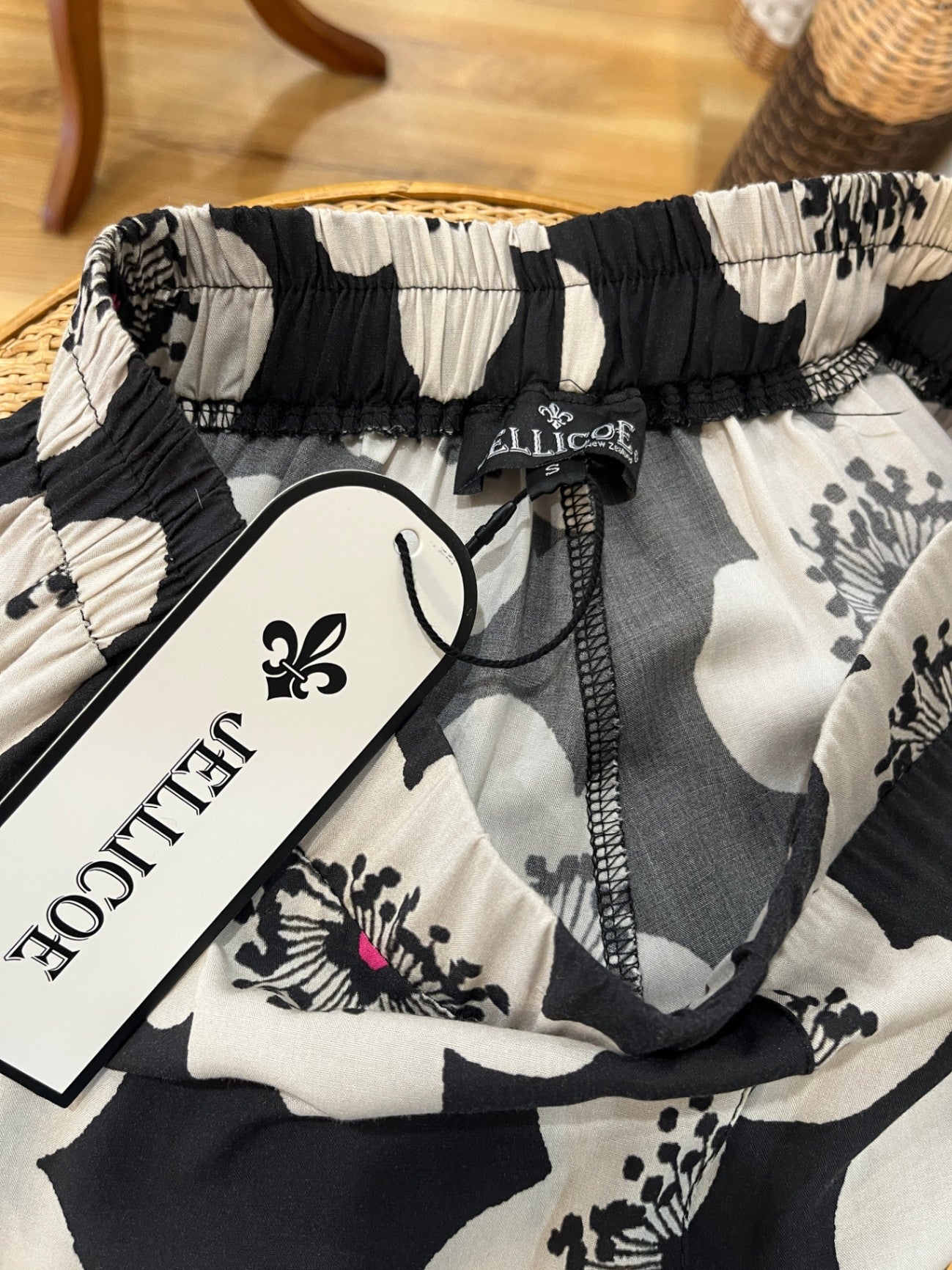 Jellicoe Pants Black/White Flowers Small