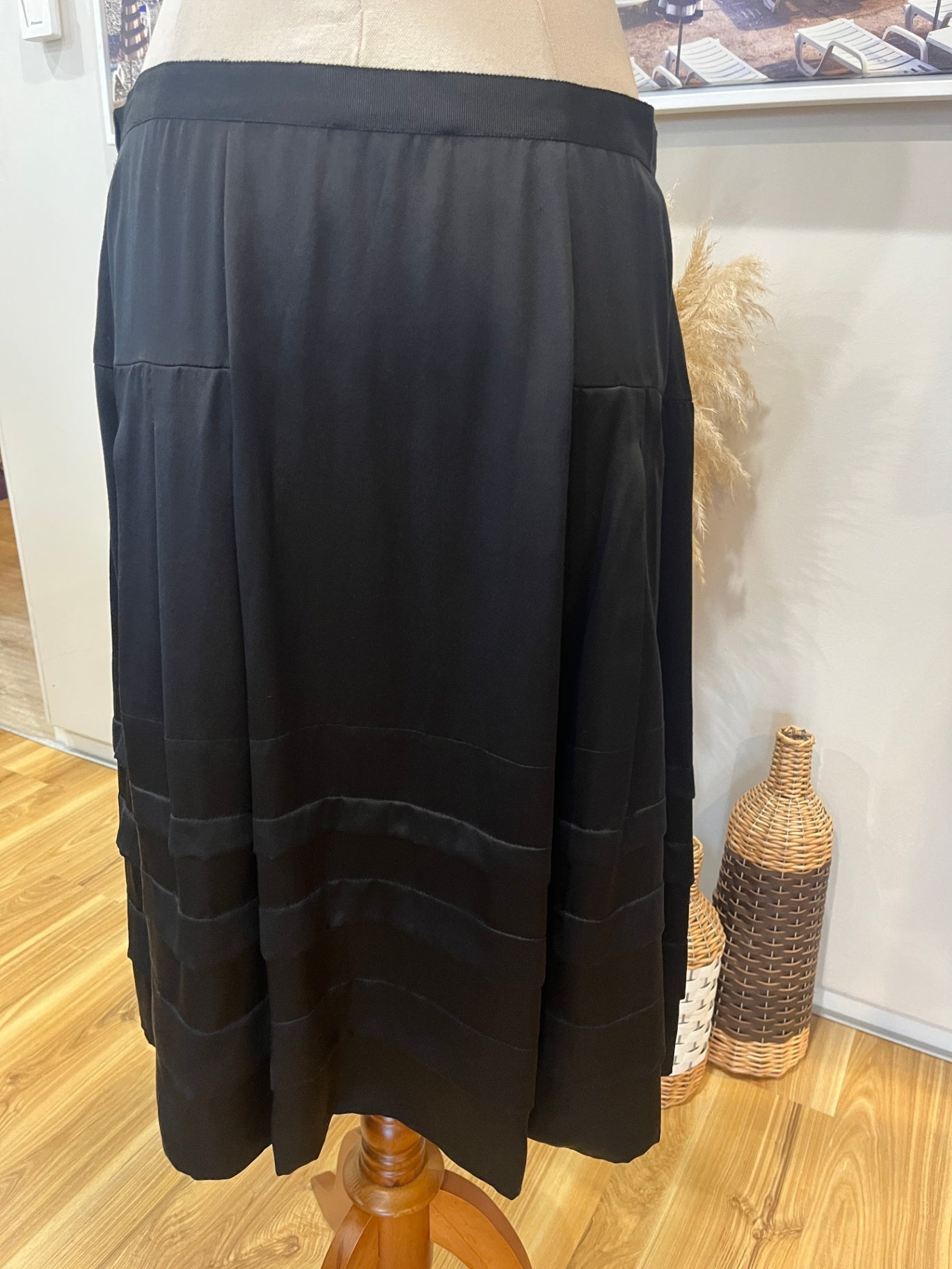 Easton Pearson Black Skirt with Feature Pockets, Size Medium