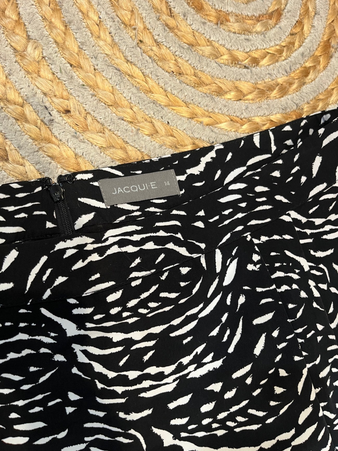 JACQUIE Black and White Skirt Size 14