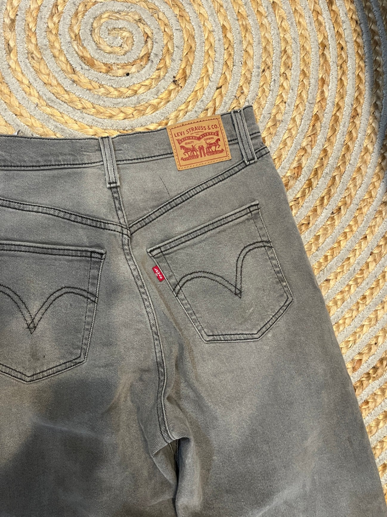 Levi’s Ribcage Ankle Straight Jeans | Mid Grey | Size 28