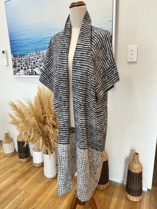 [SALE] Max Kimono 8 Black and white