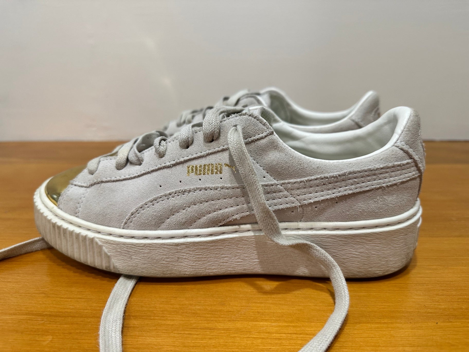 [SALE] Puma Sneakers Beige with Gold accents - some flaws - size 7.5