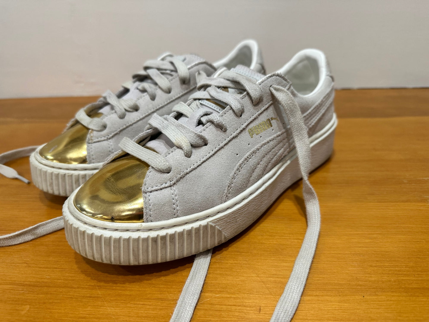 [SALE] Puma Sneakers Beige with Gold accents - some flaws - size 7.5