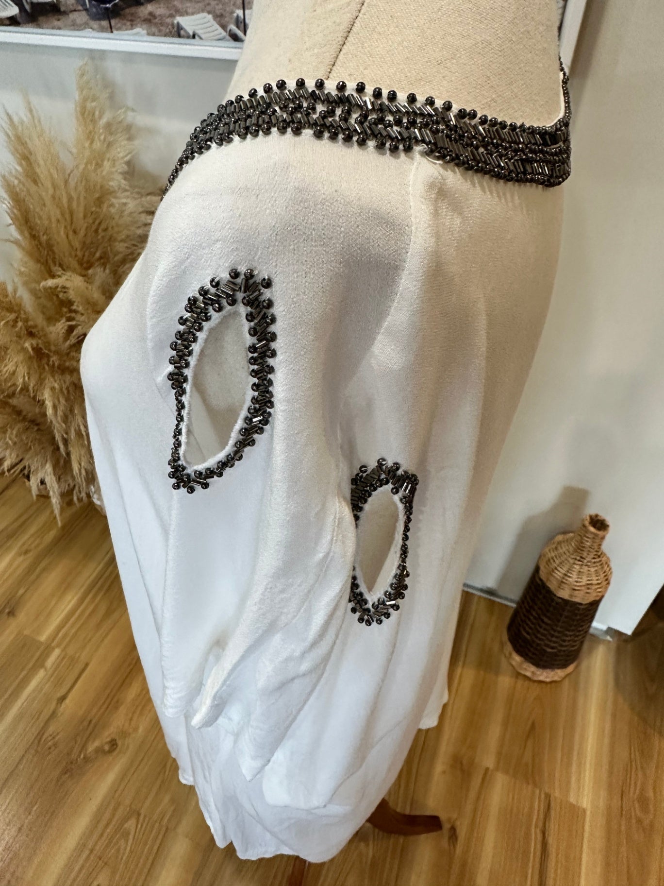 Blouse - Sleeveless w bead feature - Large