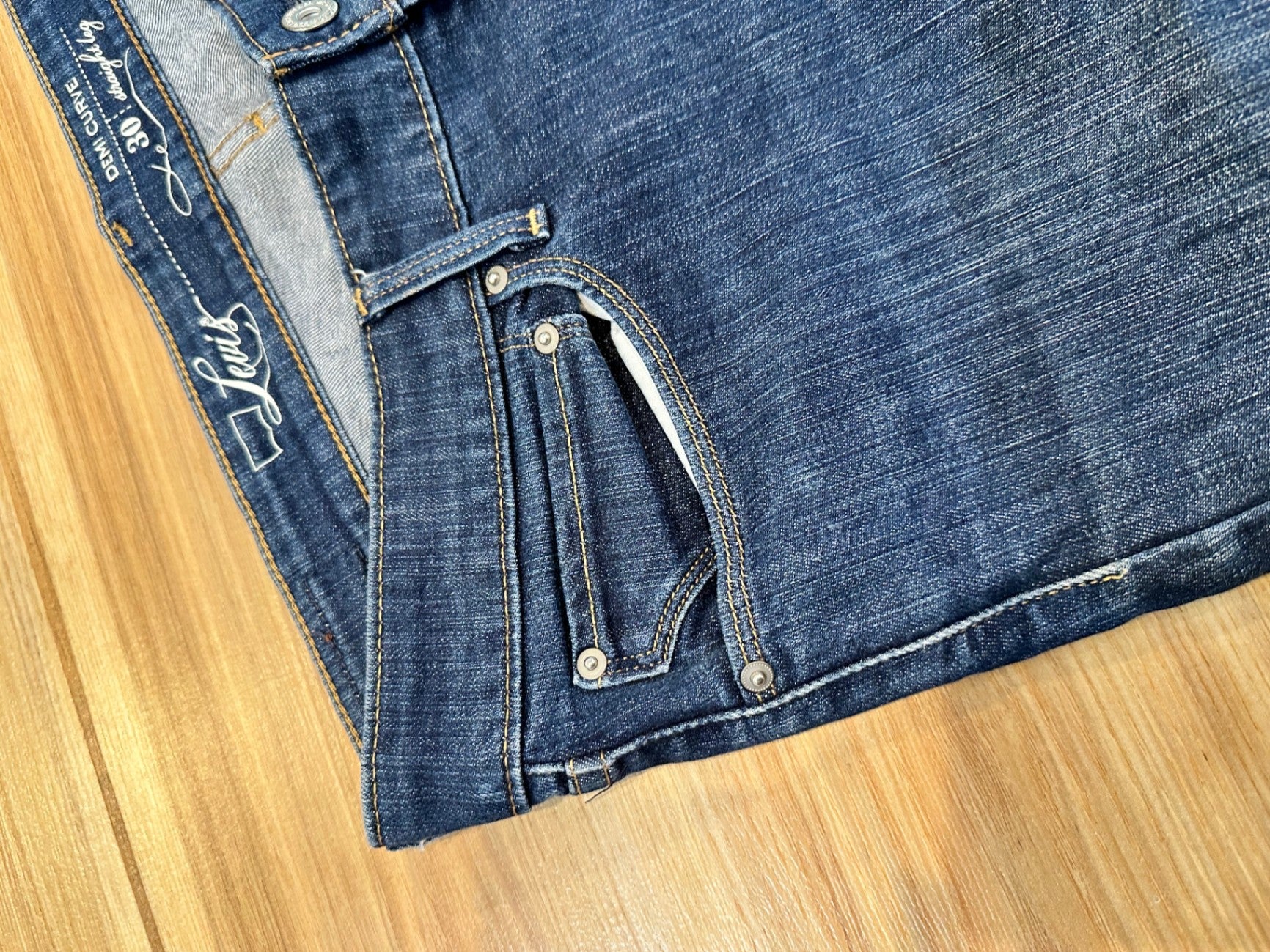 [SALE] Levi's - Demi Curve Jeans - Size 30 - Dark Blue - Straight Leg