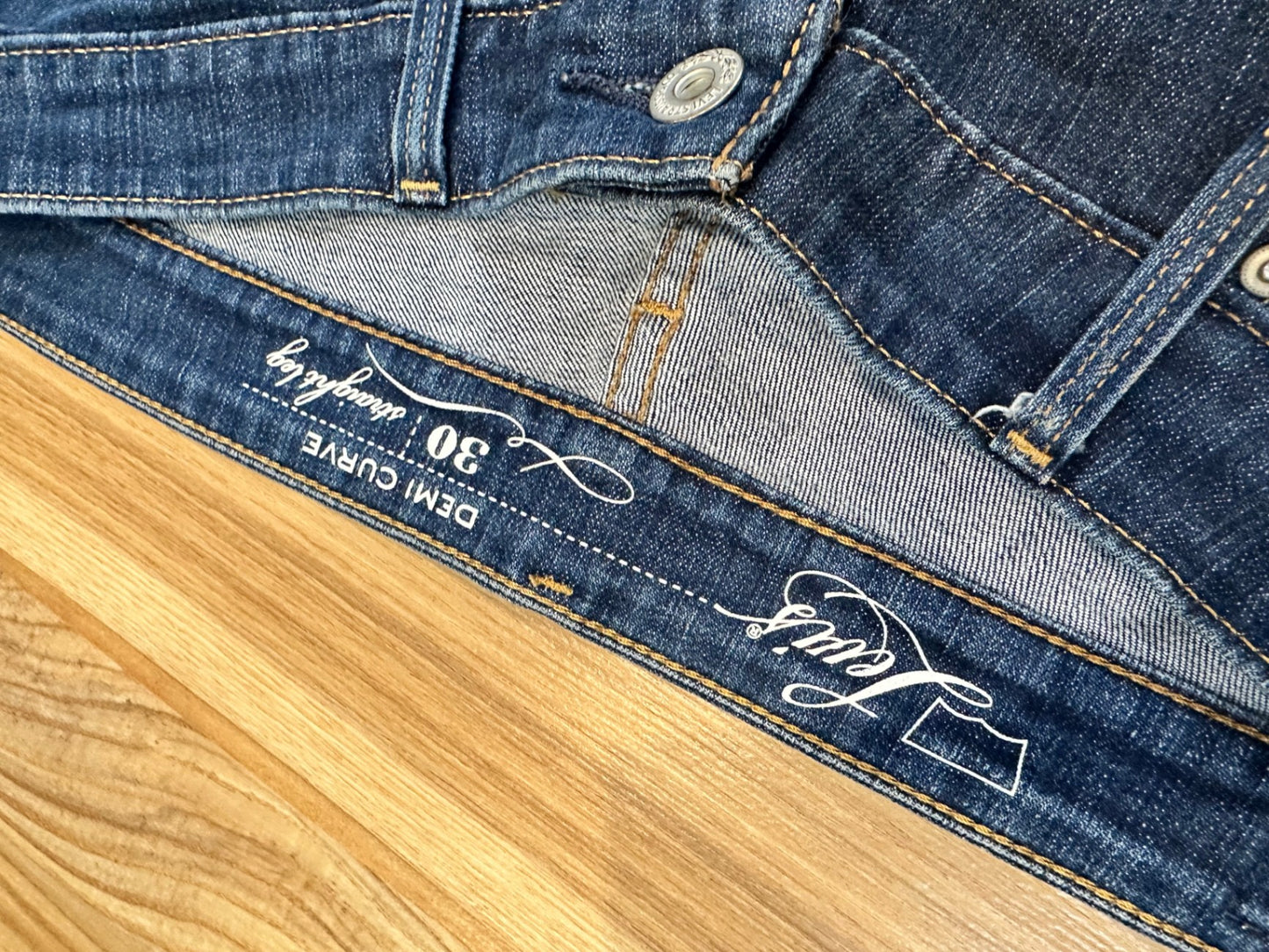 [SALE] Levi's - Demi Curve Jeans - Size 30 - Dark Blue - Straight Leg