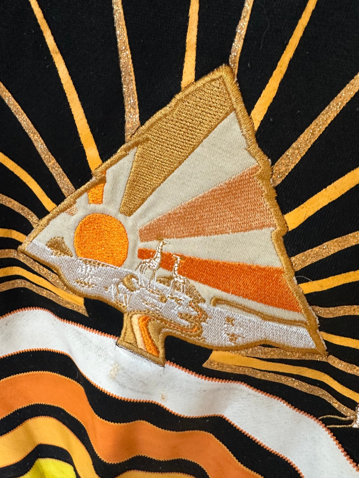 Vintage Y2K Jumper Medium - African Theme w Embroidered Aspects [Pilling evident]