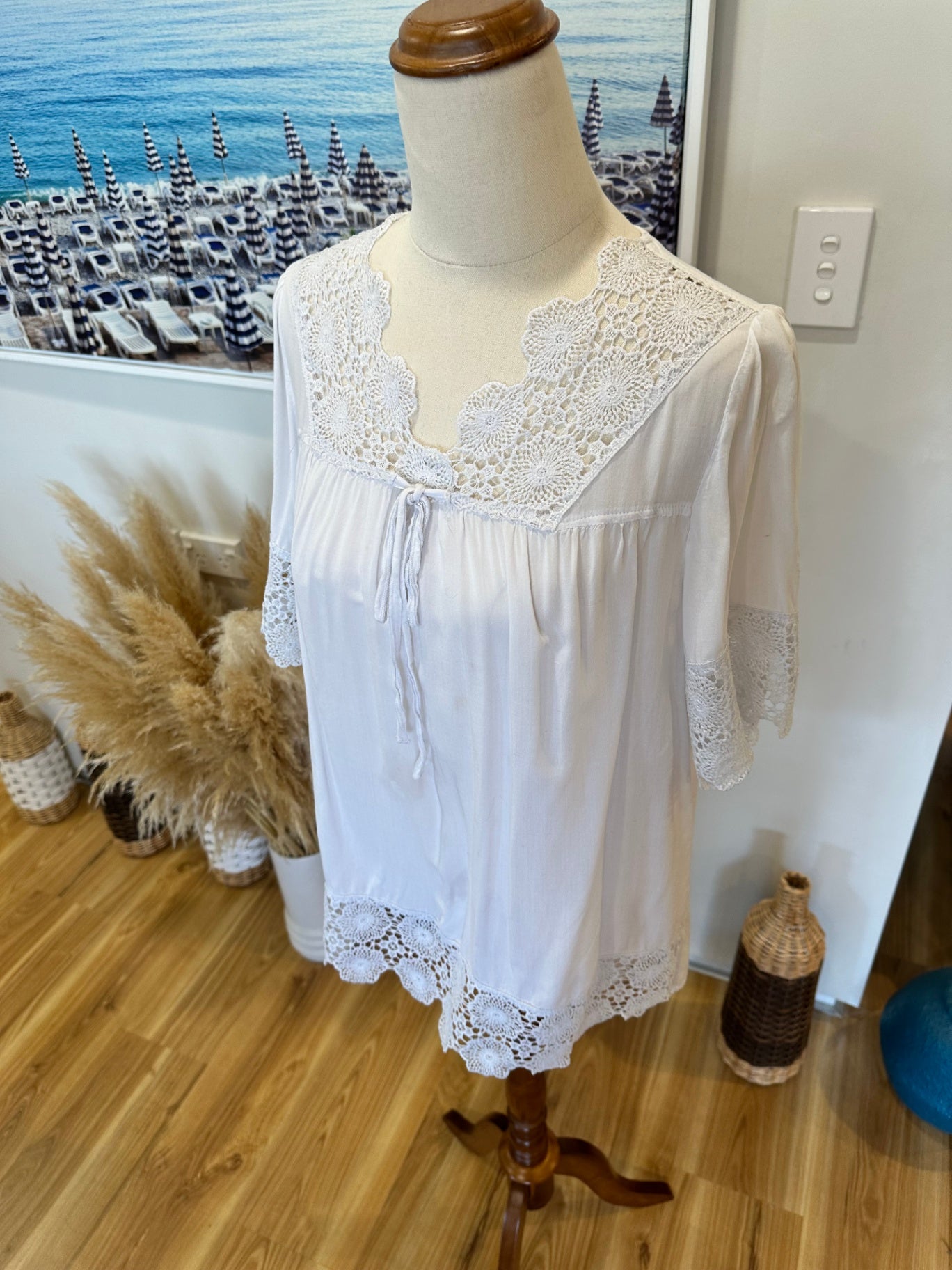 T-Shirt w Lace Feature - Size Small