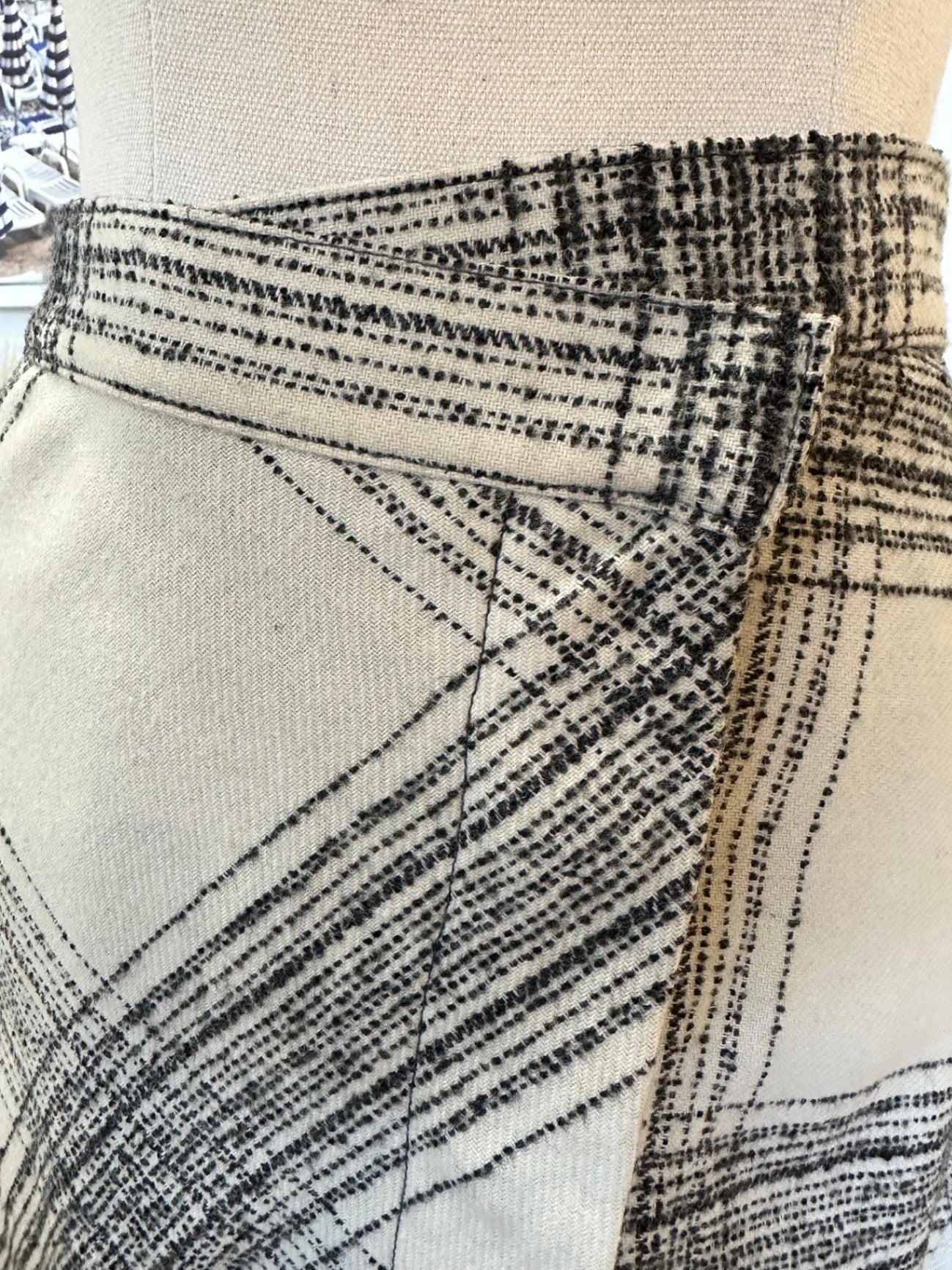 United Colors of Benetton - 21% Wool Skirt - Size 38 Medium - Black and Cream