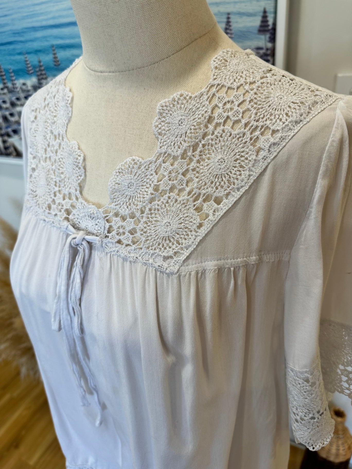 T-Shirt w Lace Feature - Size Small