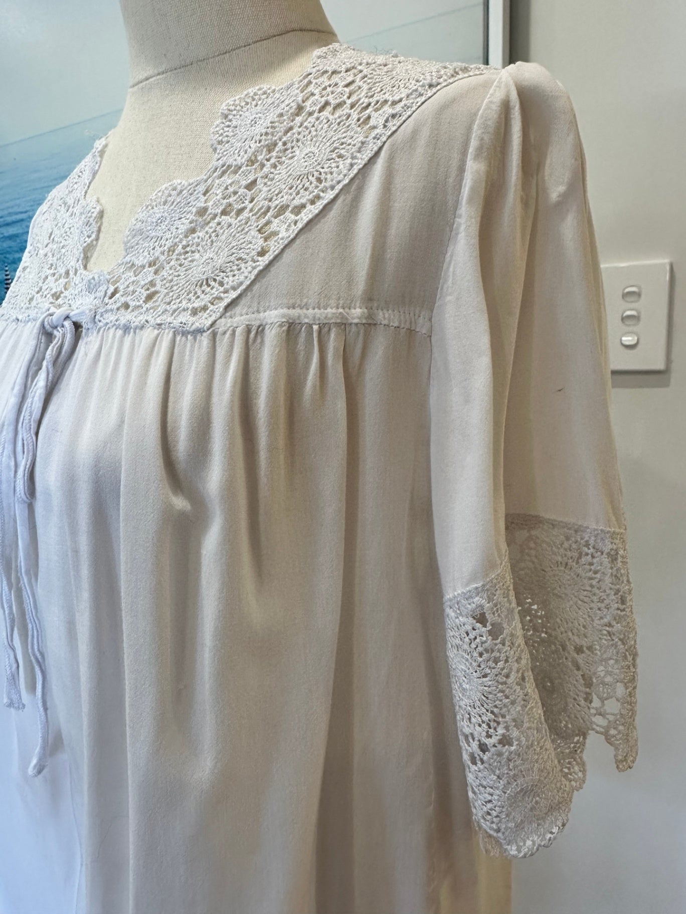T-Shirt w Lace Feature - Size Small