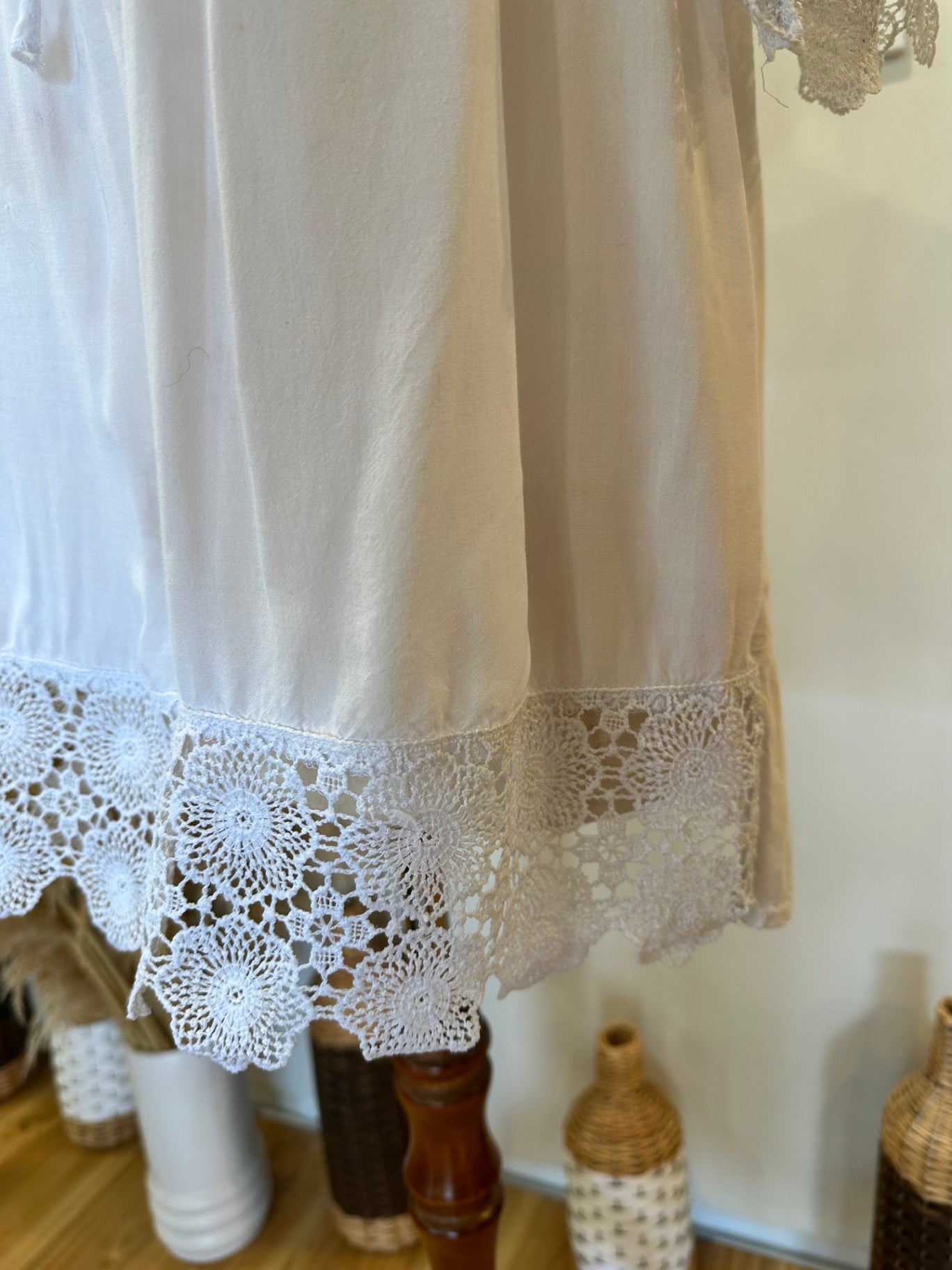 T-Shirt w Lace Feature - Size Small