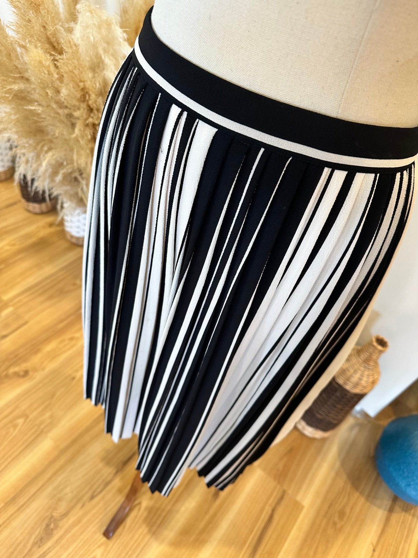 Glassons - Pleated Skirt - Size 12 - Black and Cream