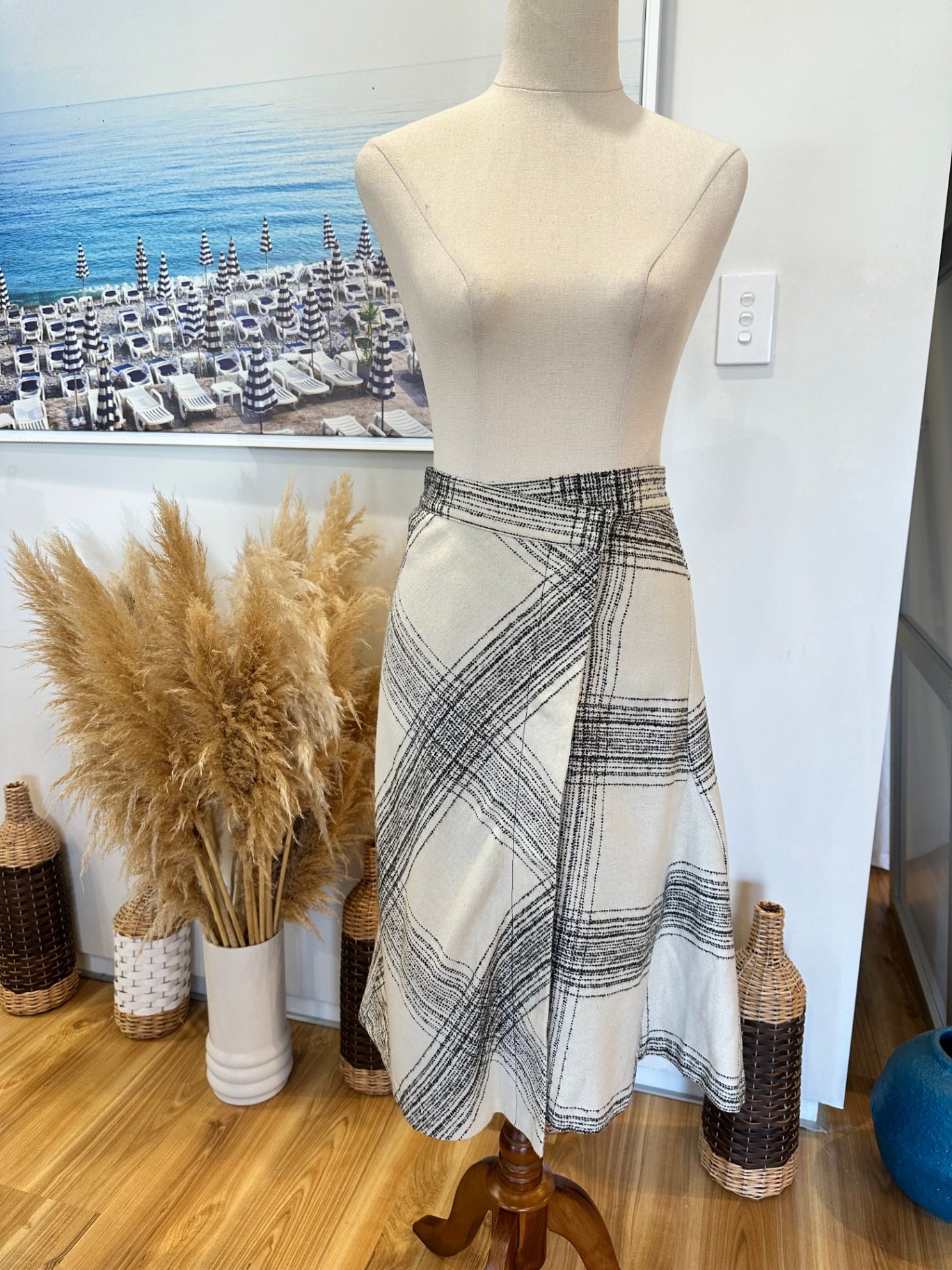 United Colors of Benetton - 21% Wool Skirt - Size 38 Medium - Black and Cream