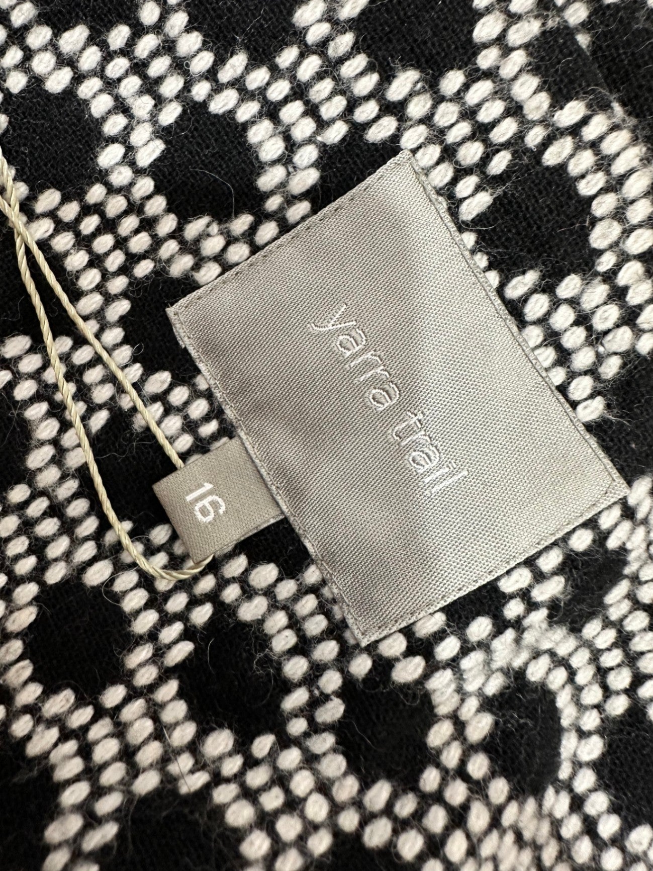 Yarra Trail - Jacket - Size 16 - Black and white