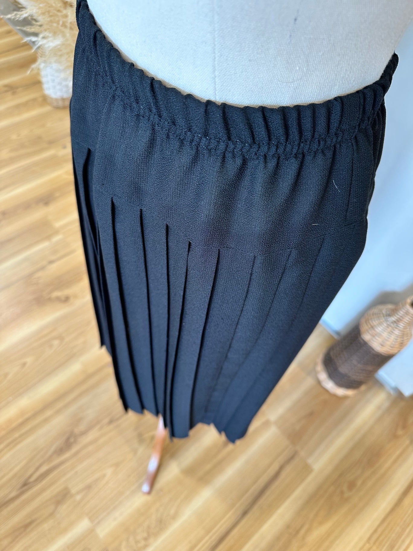 Vintage Bonds - Pleated Skirt - Size 16 - Black