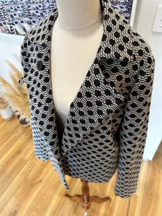 Yarra Trail - Jacket - Size 16 - Black and white