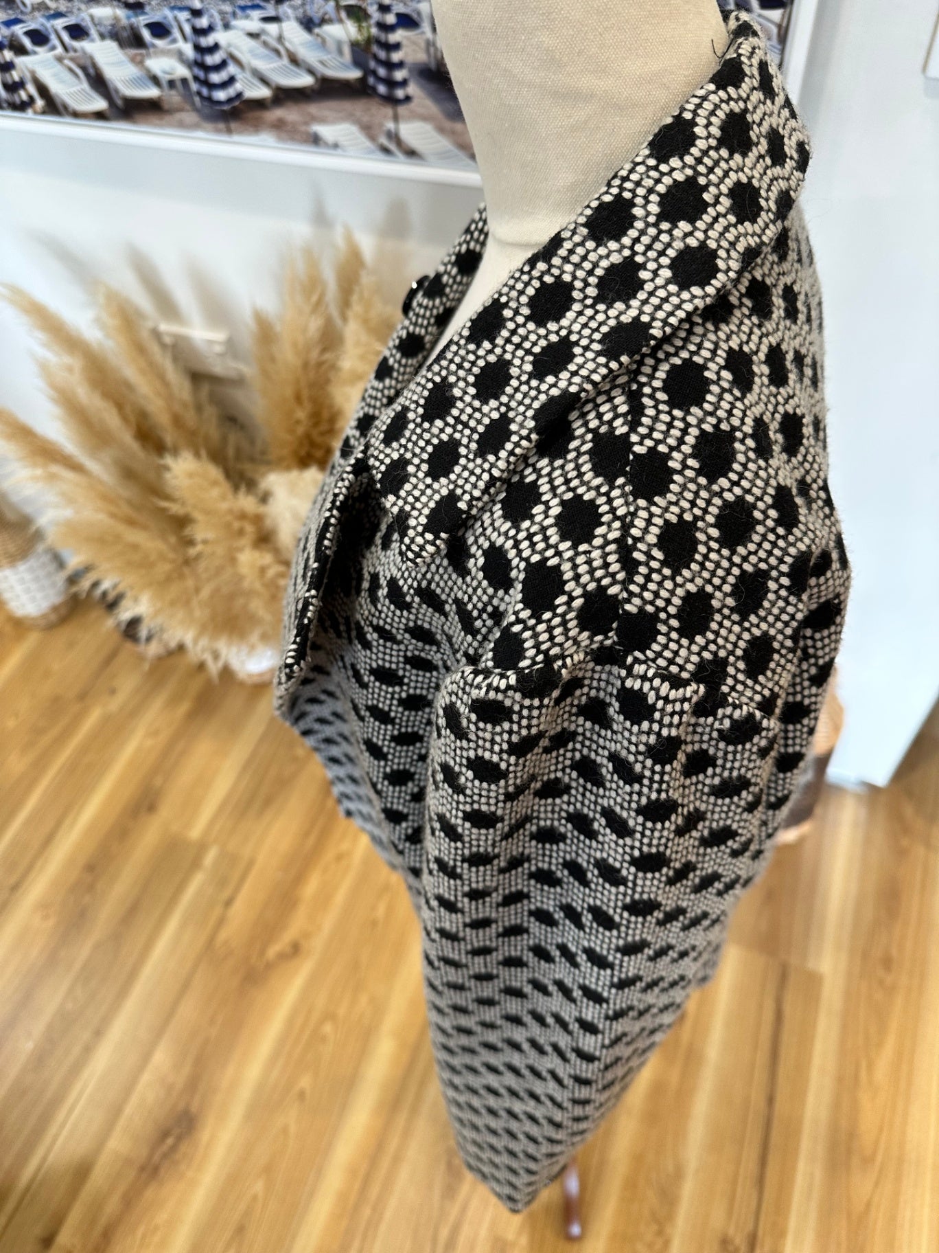 Yarra Trail - Jacket - Size 16 - Black and white