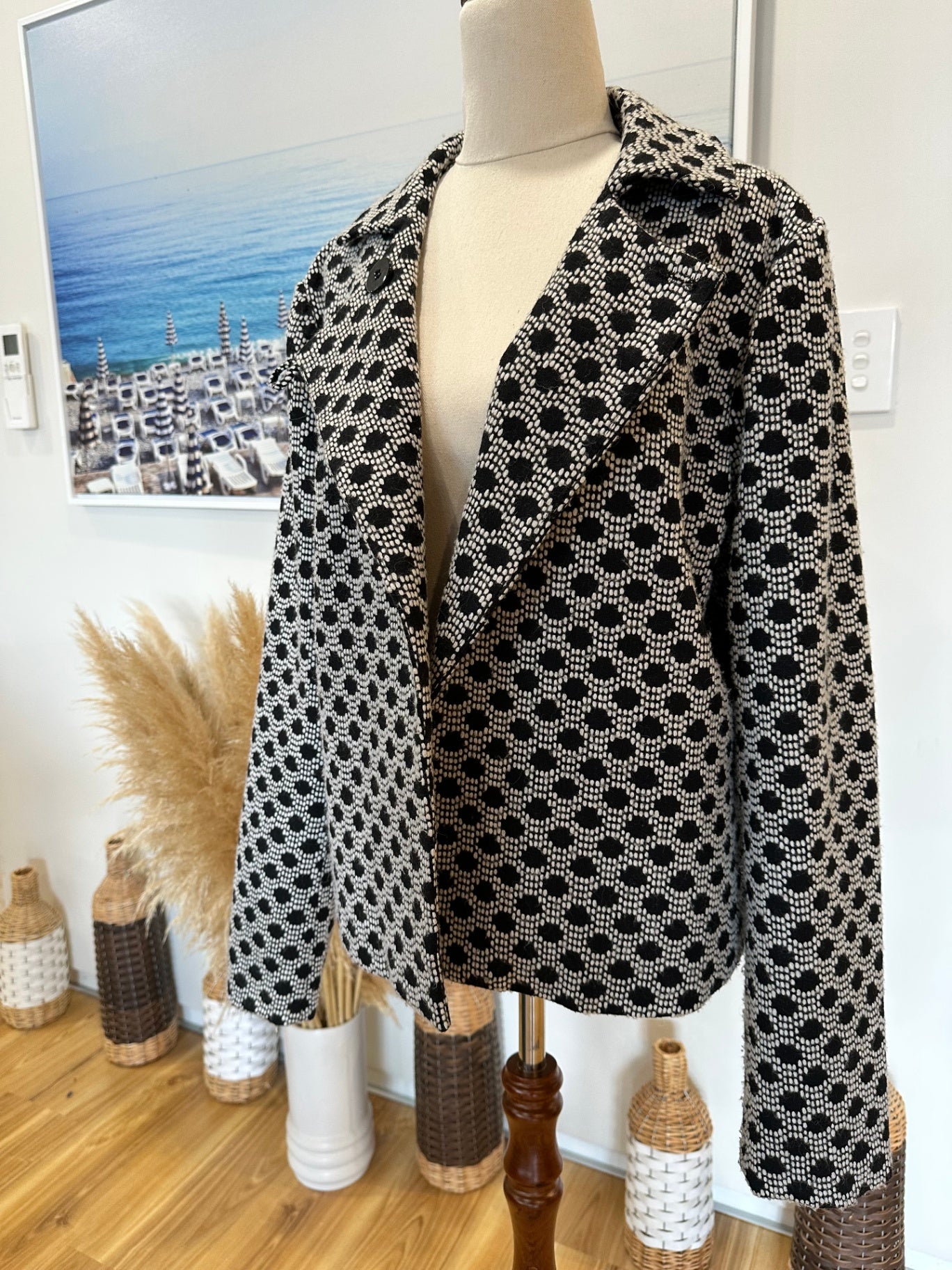 Yarra Trail - Jacket - Size 16 - Black and white