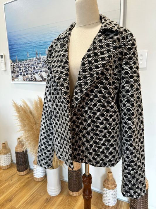 Yarra Trail - Jacket - Size 16 - Black and white