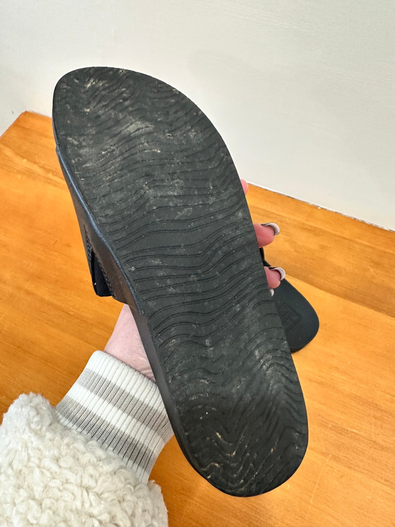 REEF - Size 7 - Slip On Sandals