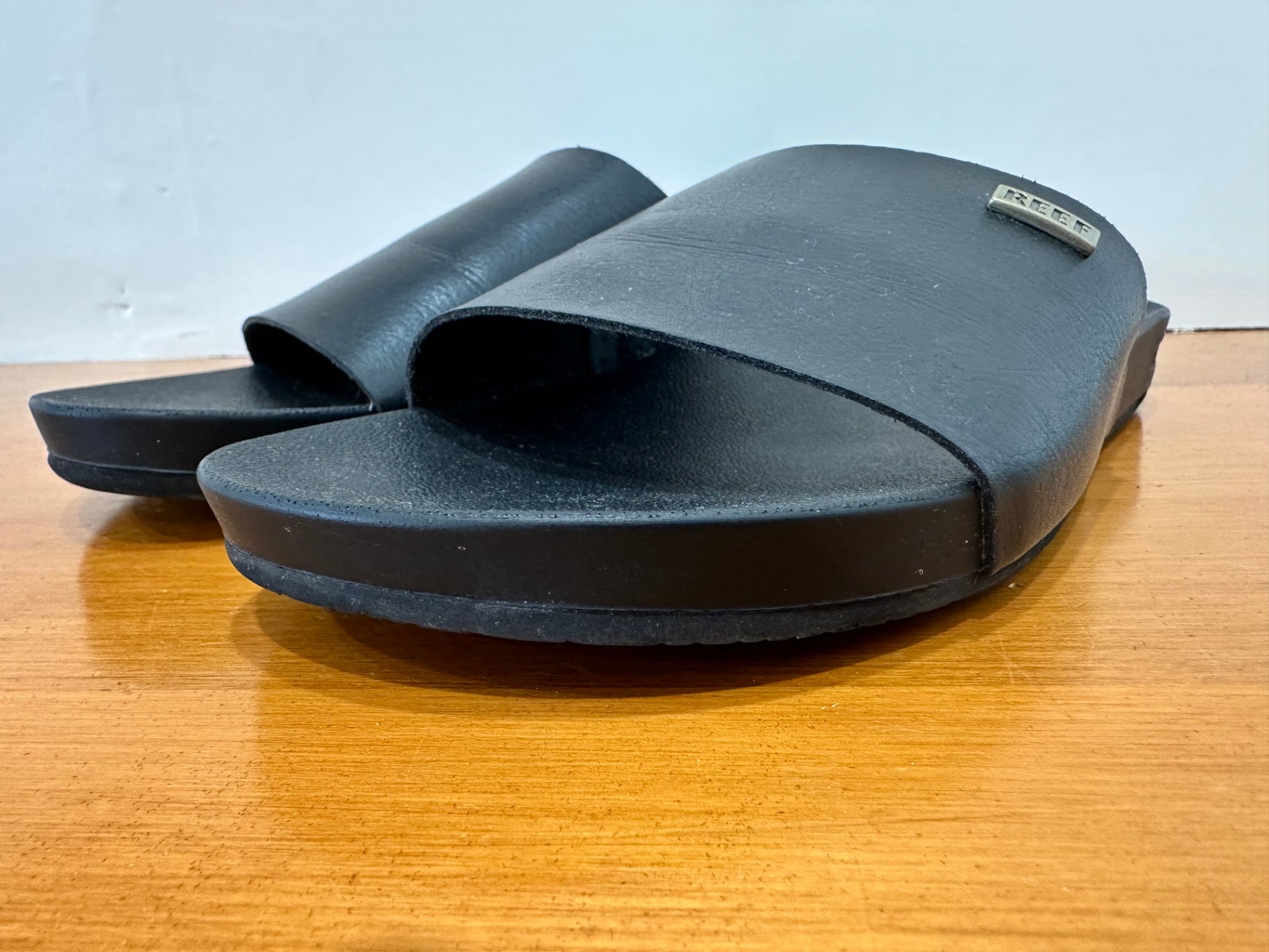 REEF - Size 7 - Slip On Sandals