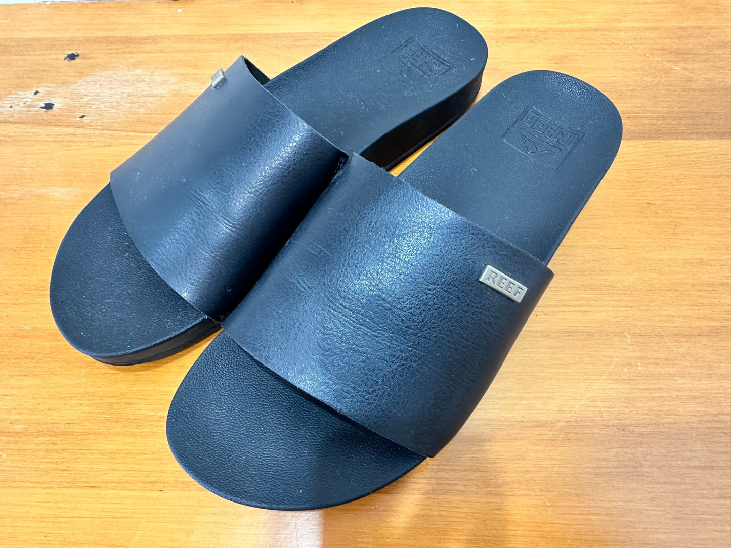 REEF - Size 7 - Slip On Sandals