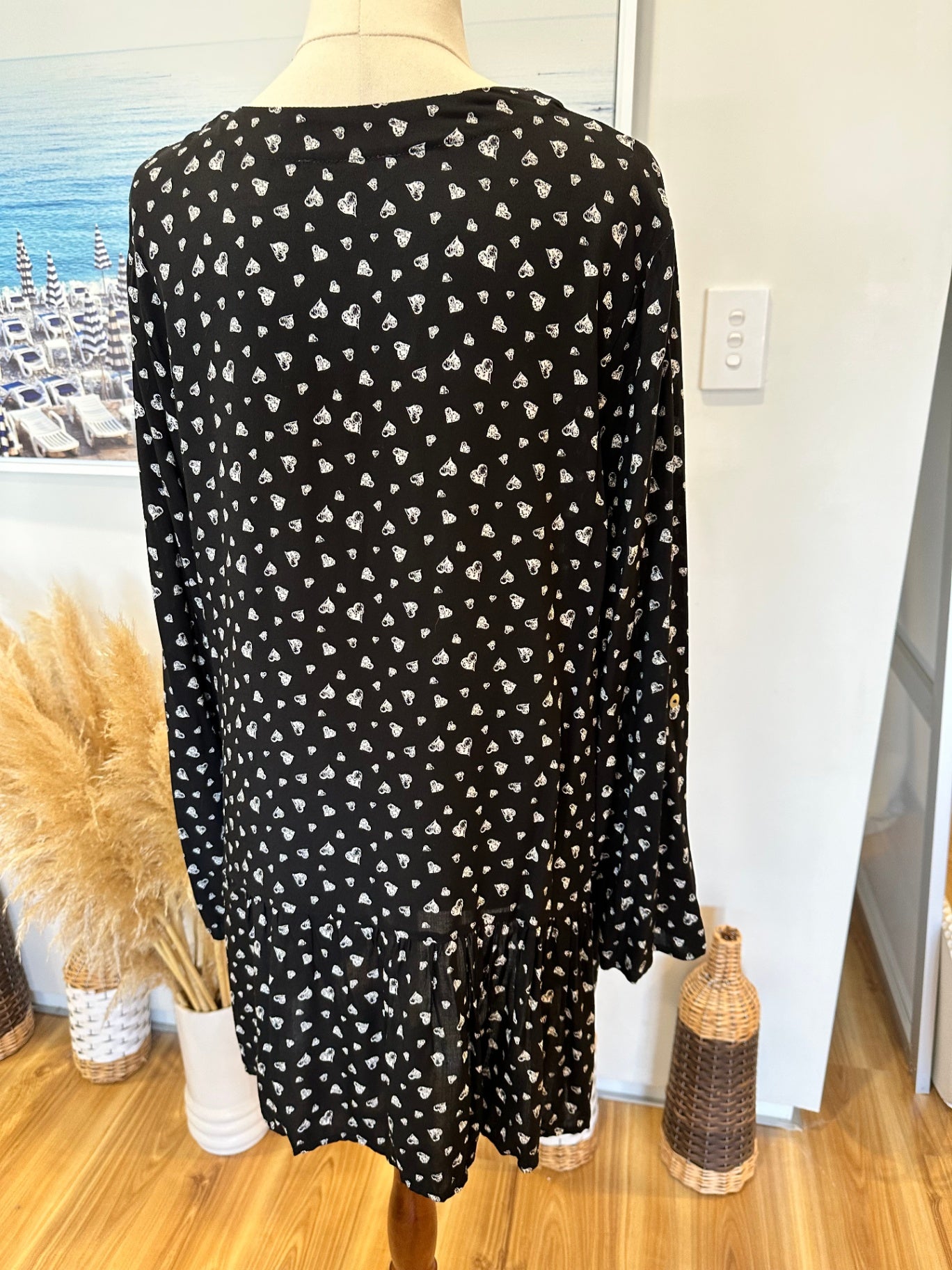 Threadz Blouse - Size 18 - Black and white w Hearts