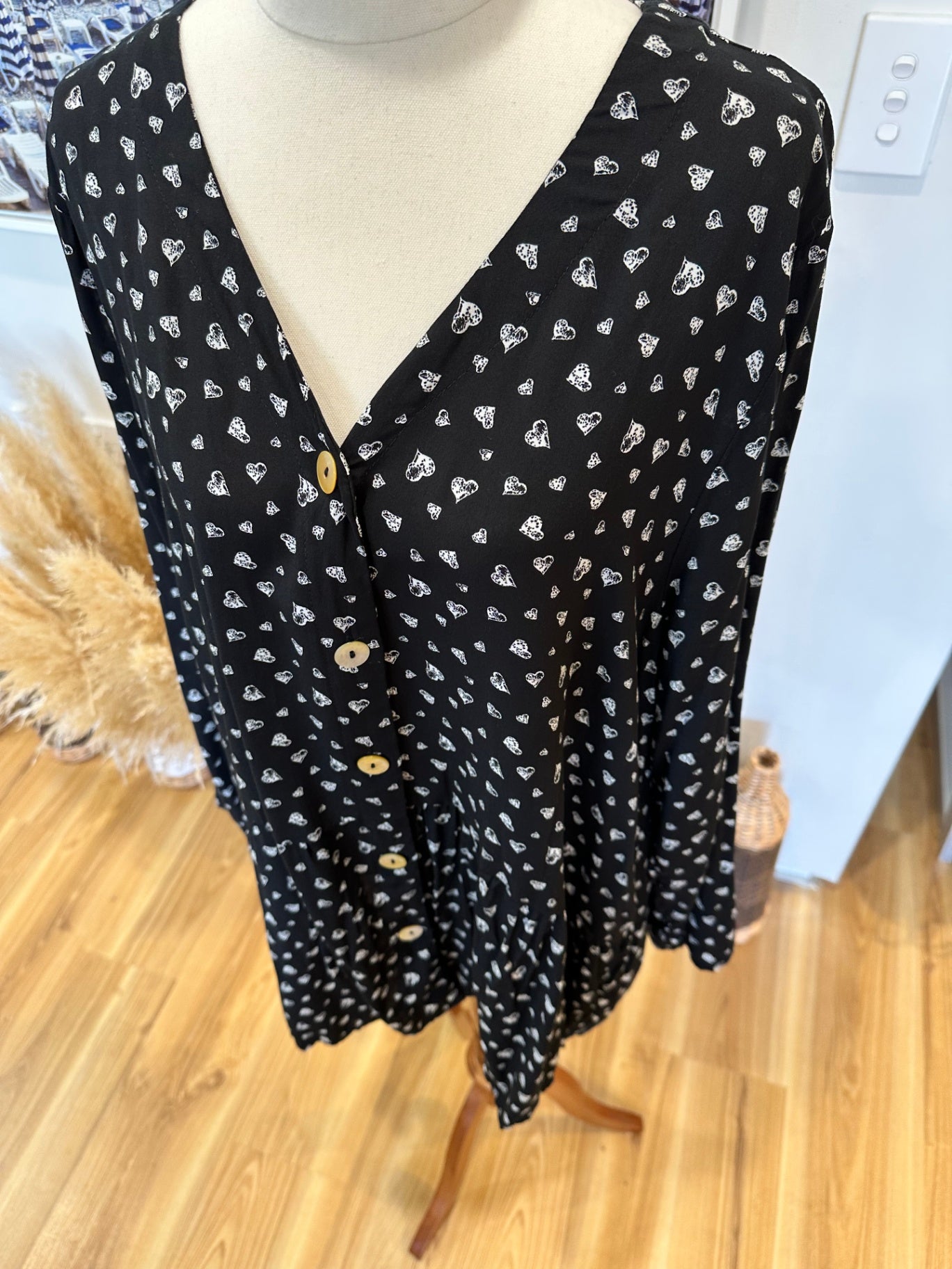 Threadz Blouse - Size 18 - Black and white w Hearts