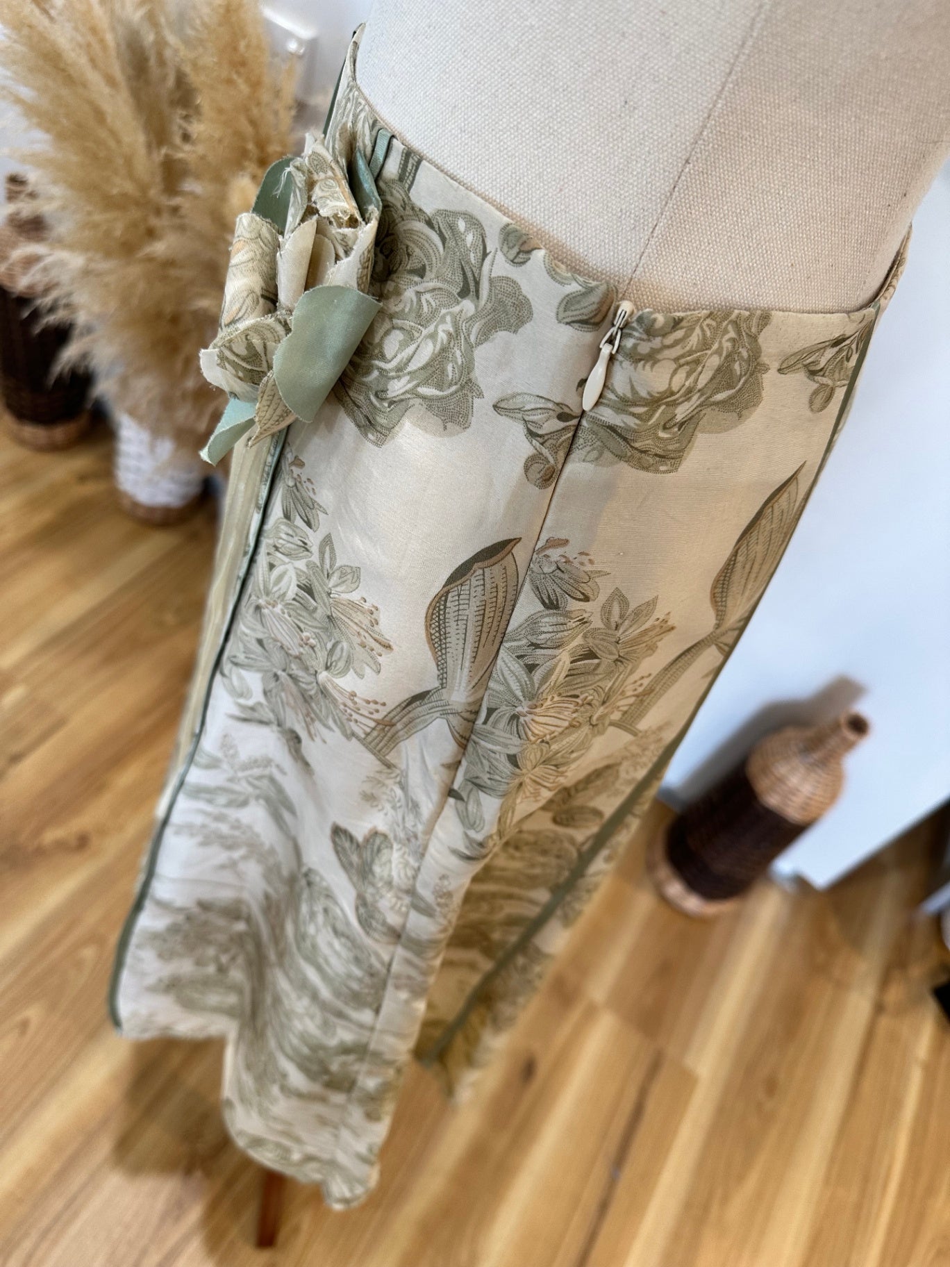 Emerge - 100% Silk - A-Line Skirt - Size 8 - Beige with floral pattern in muted tones
