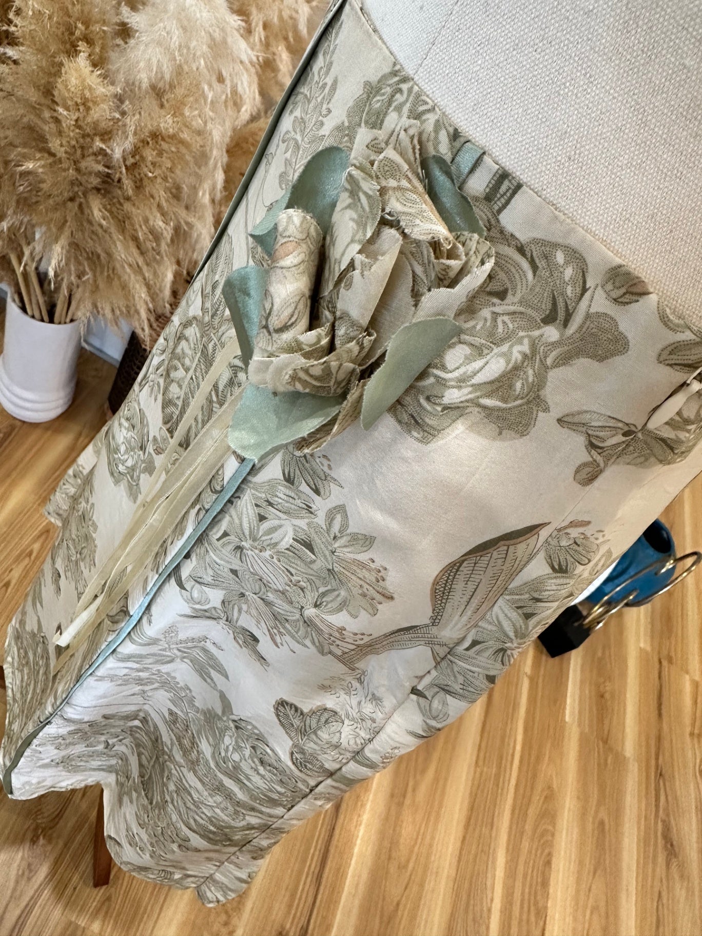 Emerge - 100% Silk - A-Line Skirt - Size 8 - Beige with floral pattern in muted tones