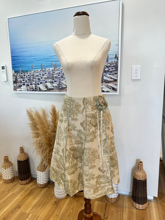 Emerge - 100% Silk - A-Line Skirt - Size 8 - Beige with floral pattern in muted tones