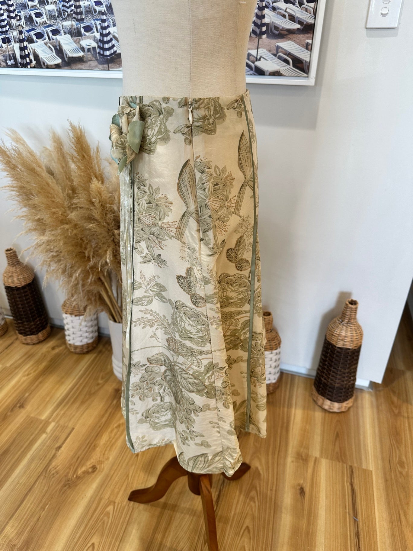 Emerge - 100% Silk - A-Line Skirt - Size 8 - Beige with floral pattern in muted tones