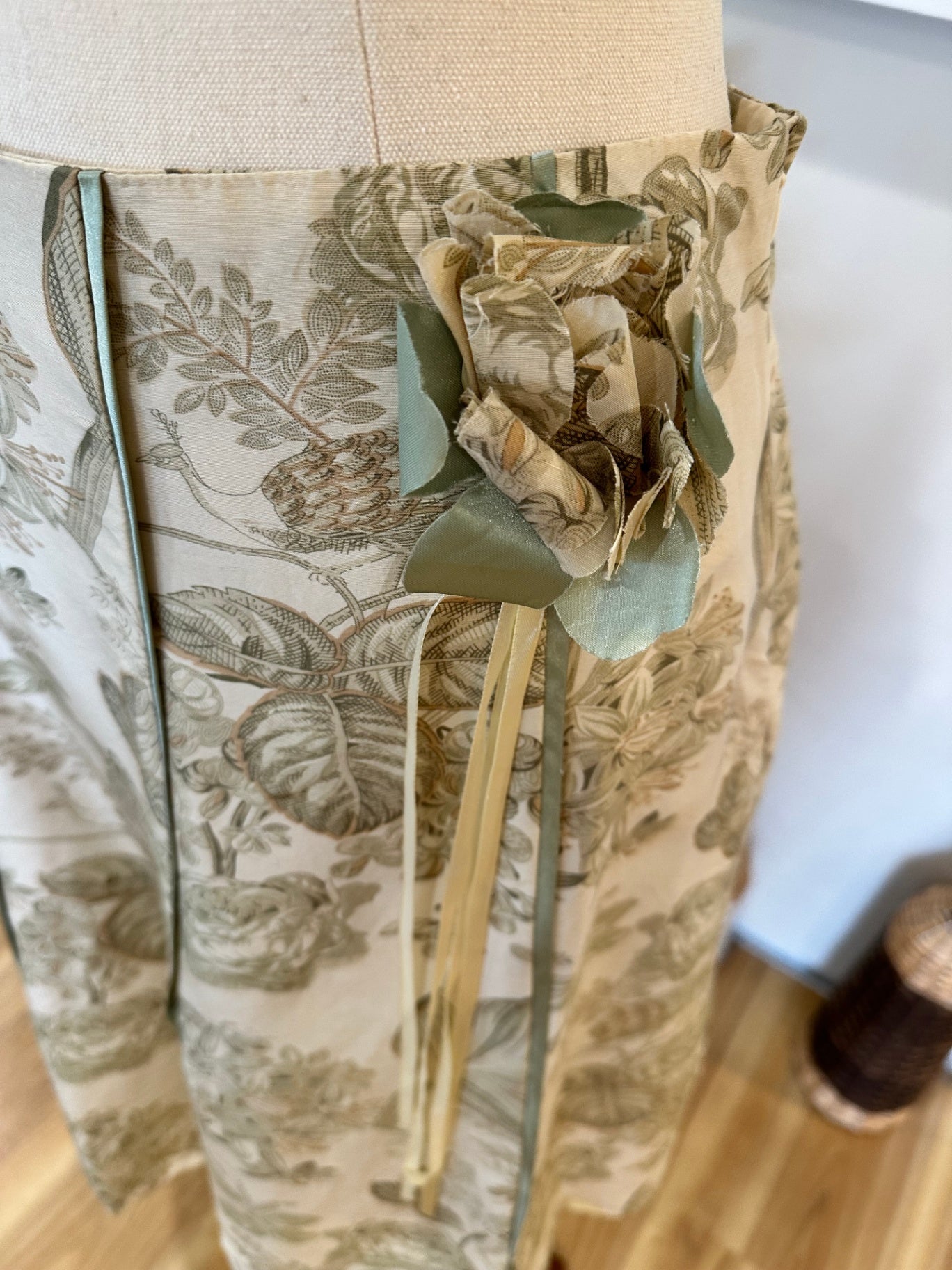 Emerge - 100% Silk - A-Line Skirt - Size 8 - Beige with floral pattern in muted tones