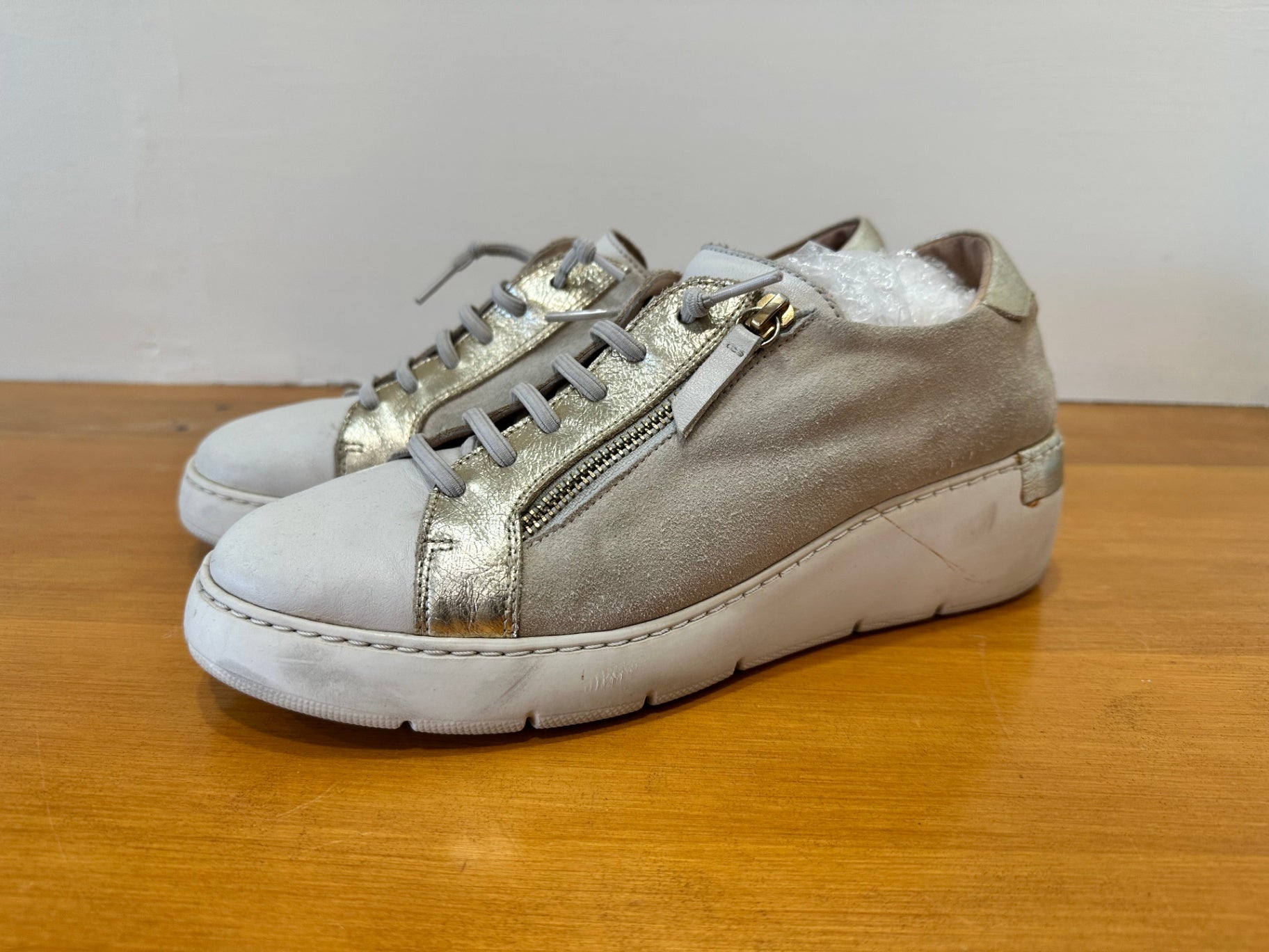 [SALE] Hispanita Sneakers - Size EU 41 - Gold and white