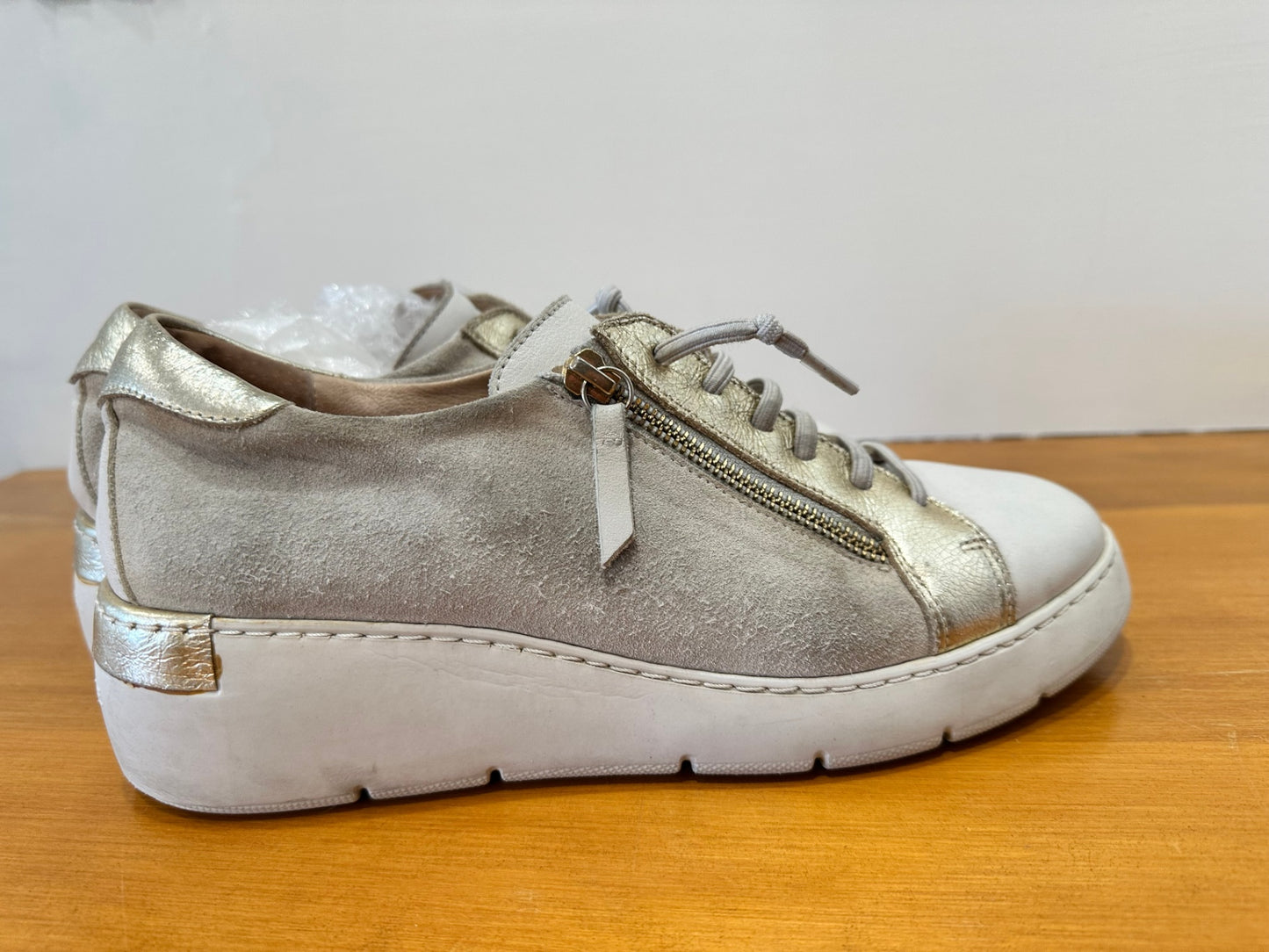 [SALE] Hispanita Sneakers - Size EU 41 - Gold and white