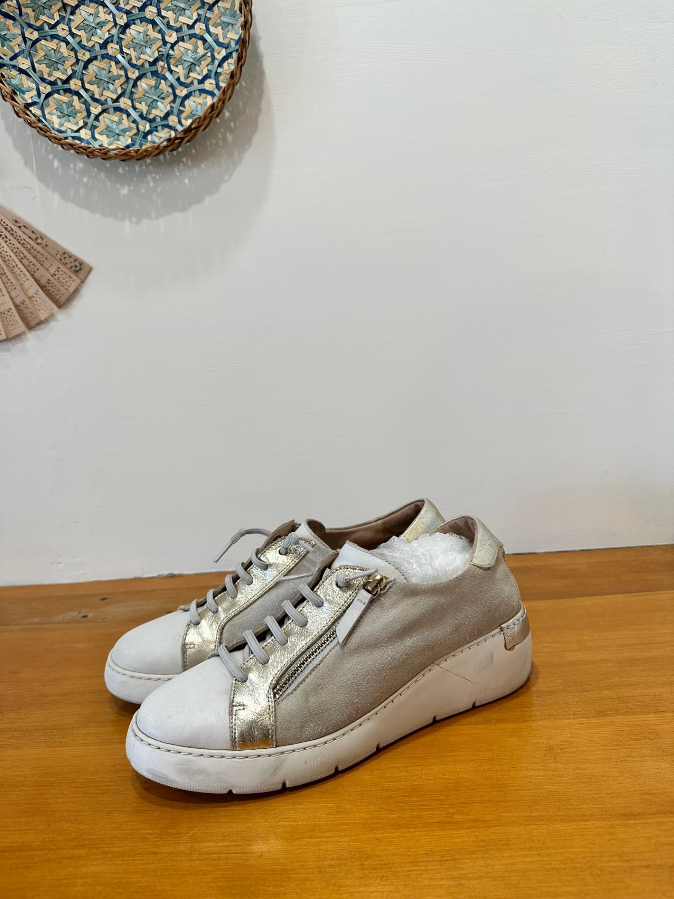 [SALE] Hispanita Sneakers - Size EU 41 - Gold and white
