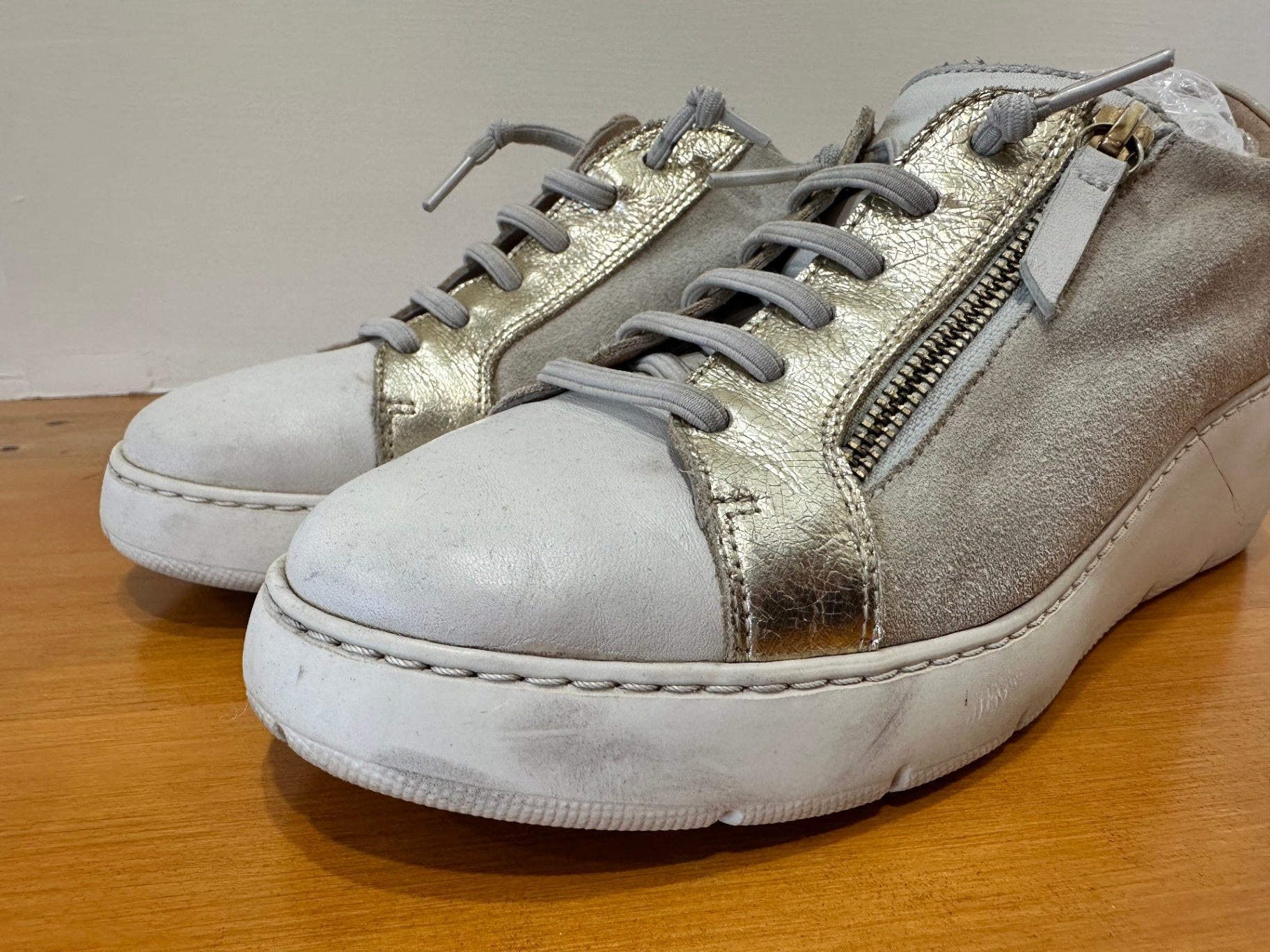 [SALE] Hispanita Sneakers - Size EU 41 - Gold and white