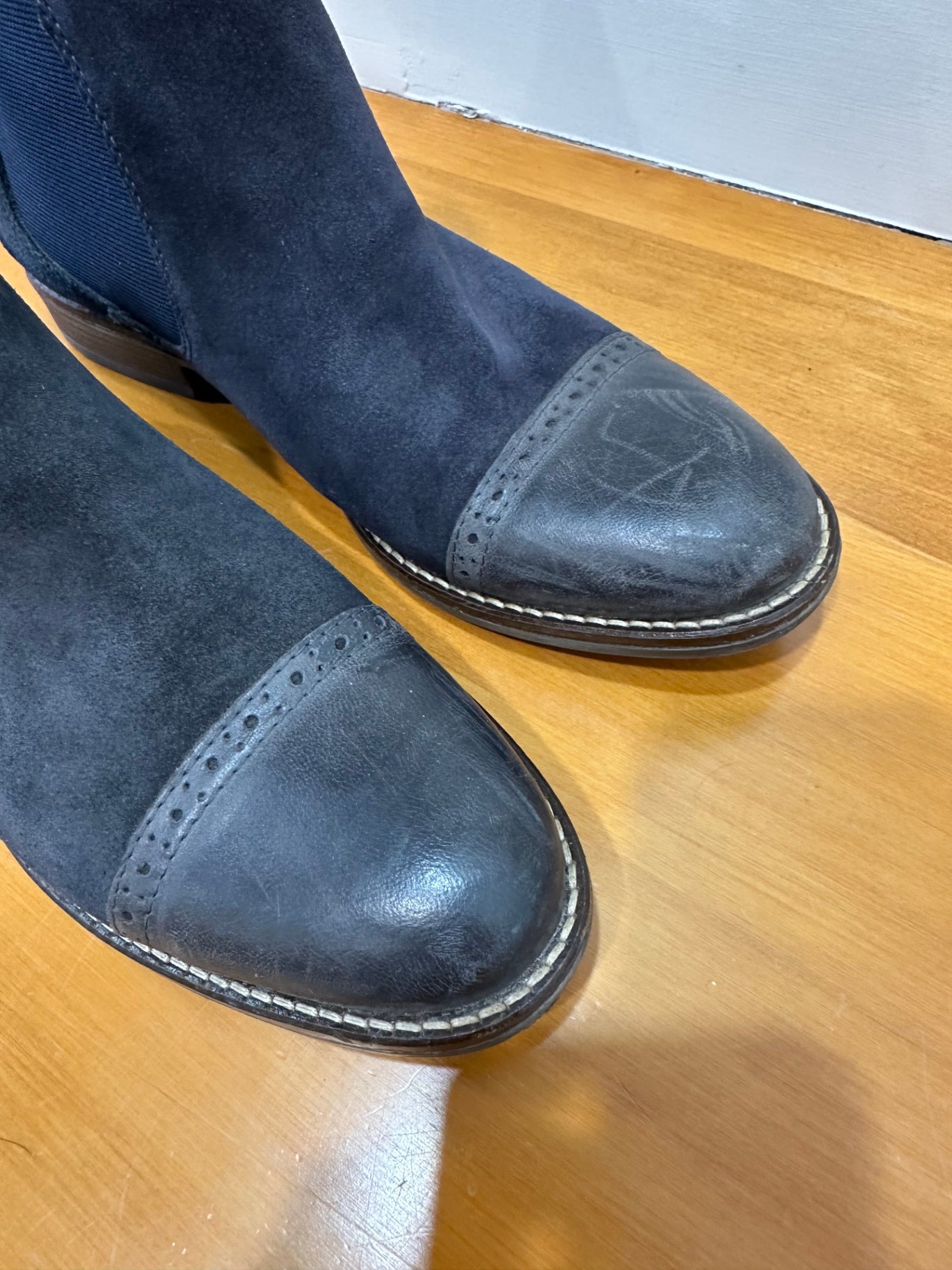 [SALE] 5th Avenue - Chelsea Boots - Leather and Suede - Size EU 39 Navy *some scratching at toe*